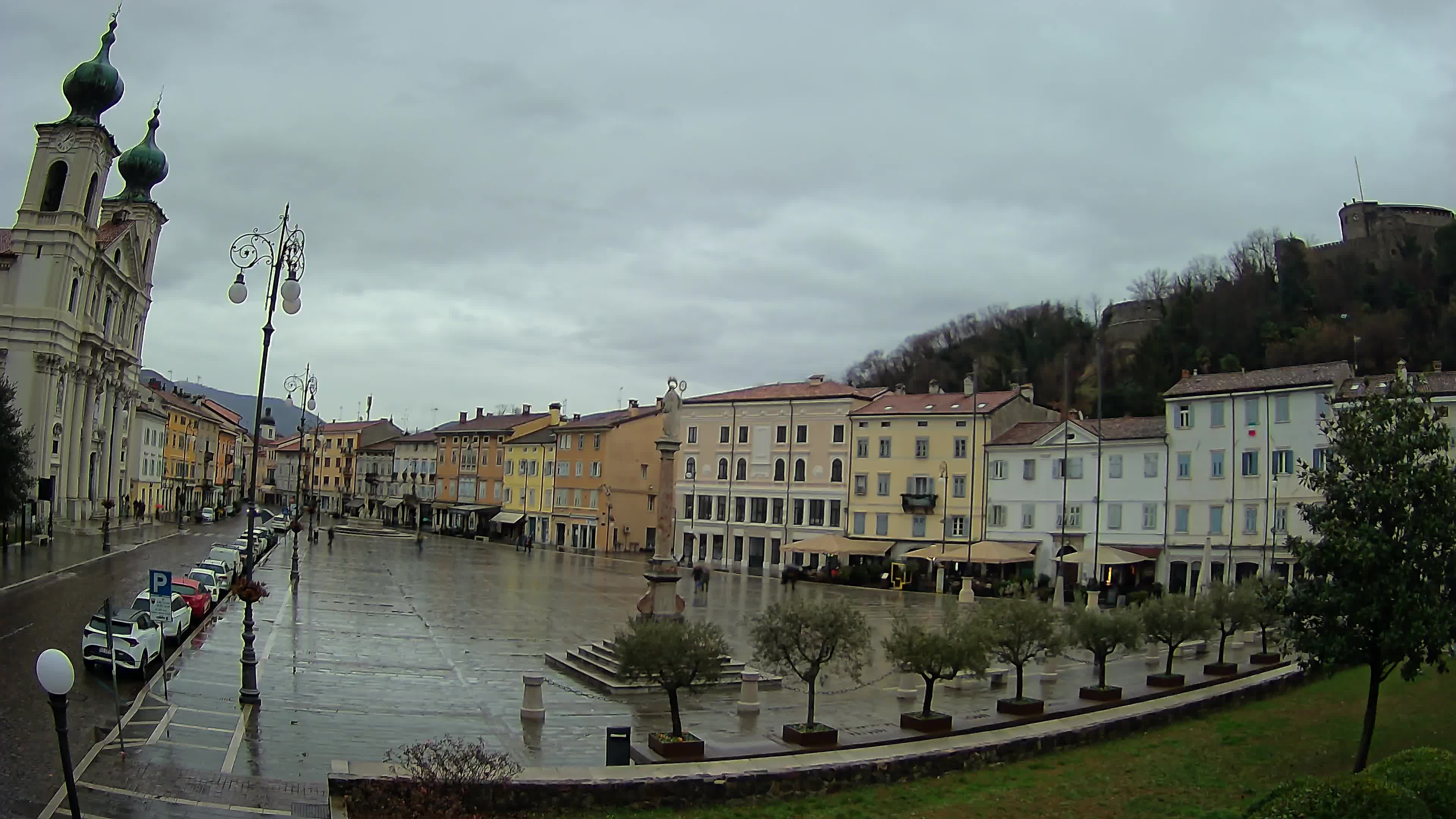 Kamera Gorica Travnik in cerkev sv. Ignacija