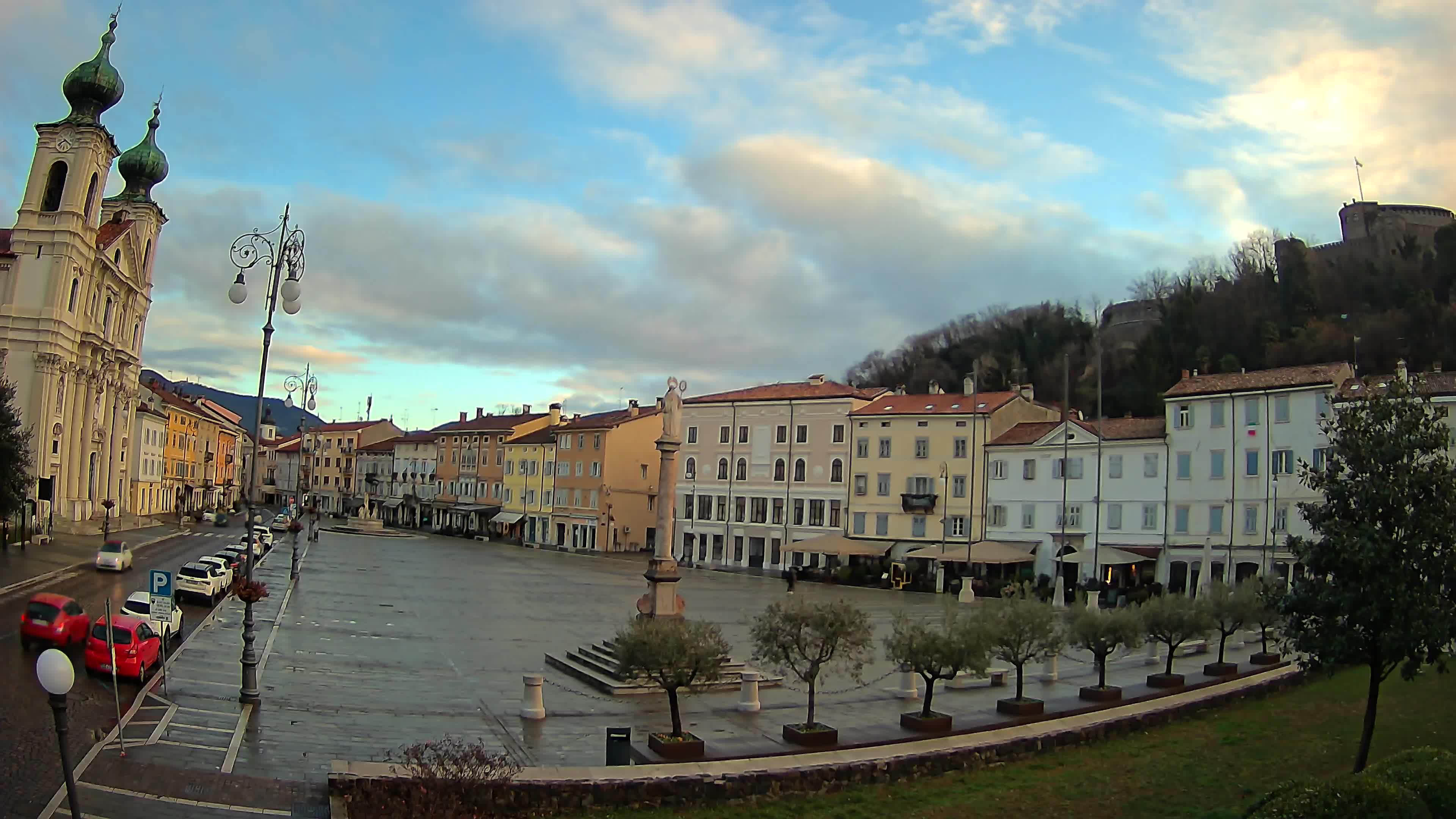 Kamera Gorica Travnik in cerkev sv. Ignacija