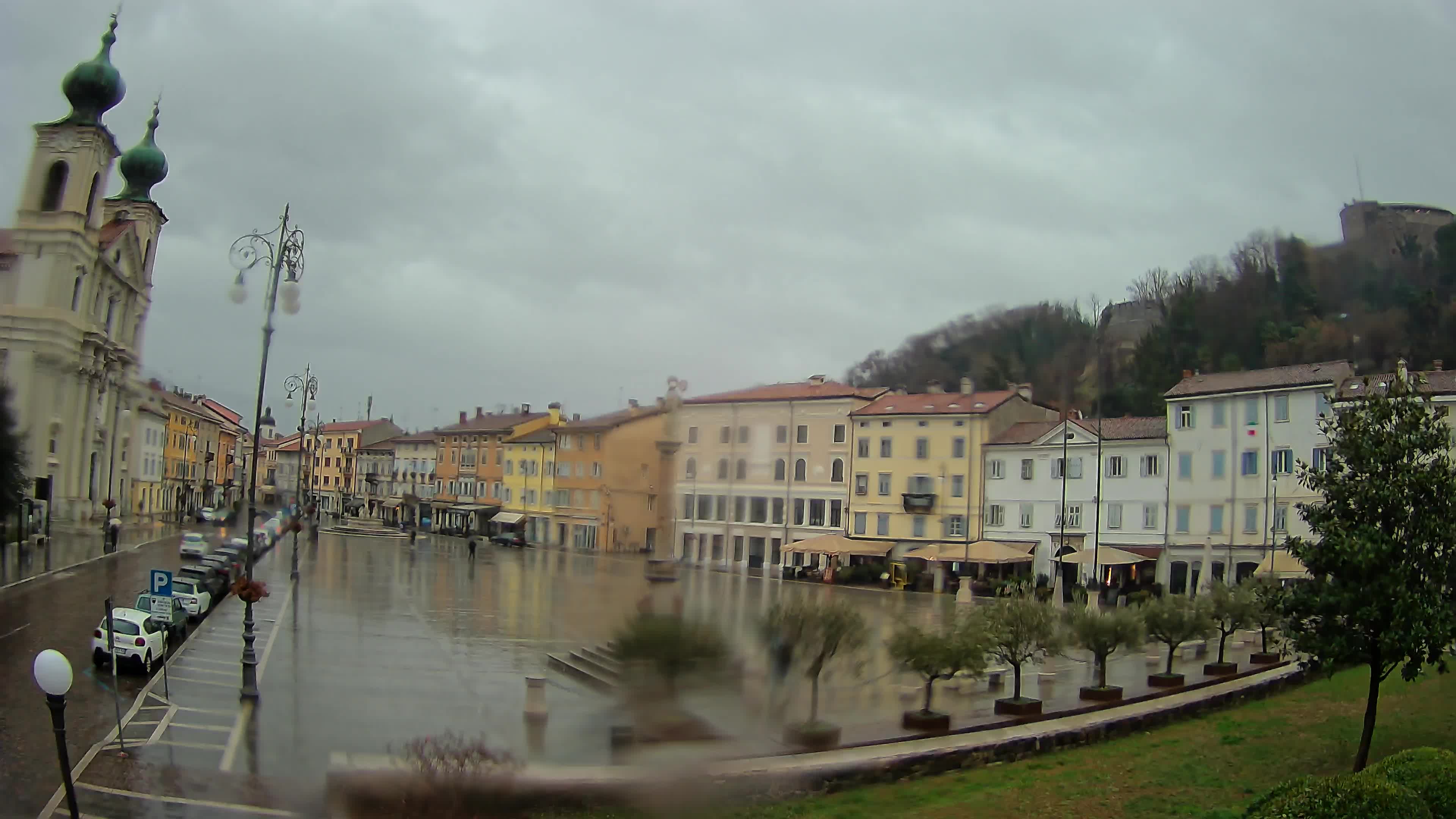 Kamera Gorica Travnik in cerkev sv. Ignacija