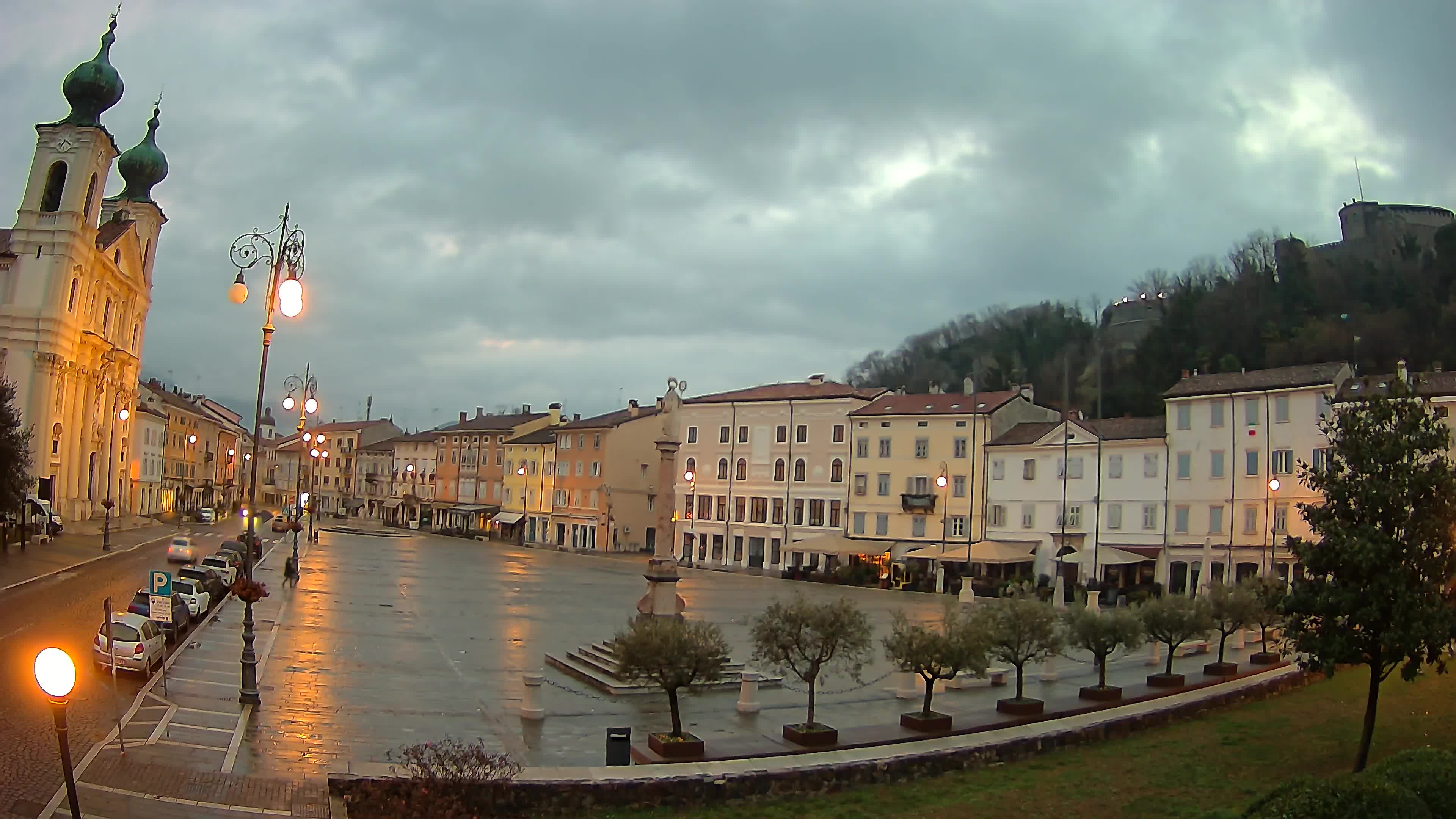 Kamera Gorica Travnik in cerkev sv. Ignacija