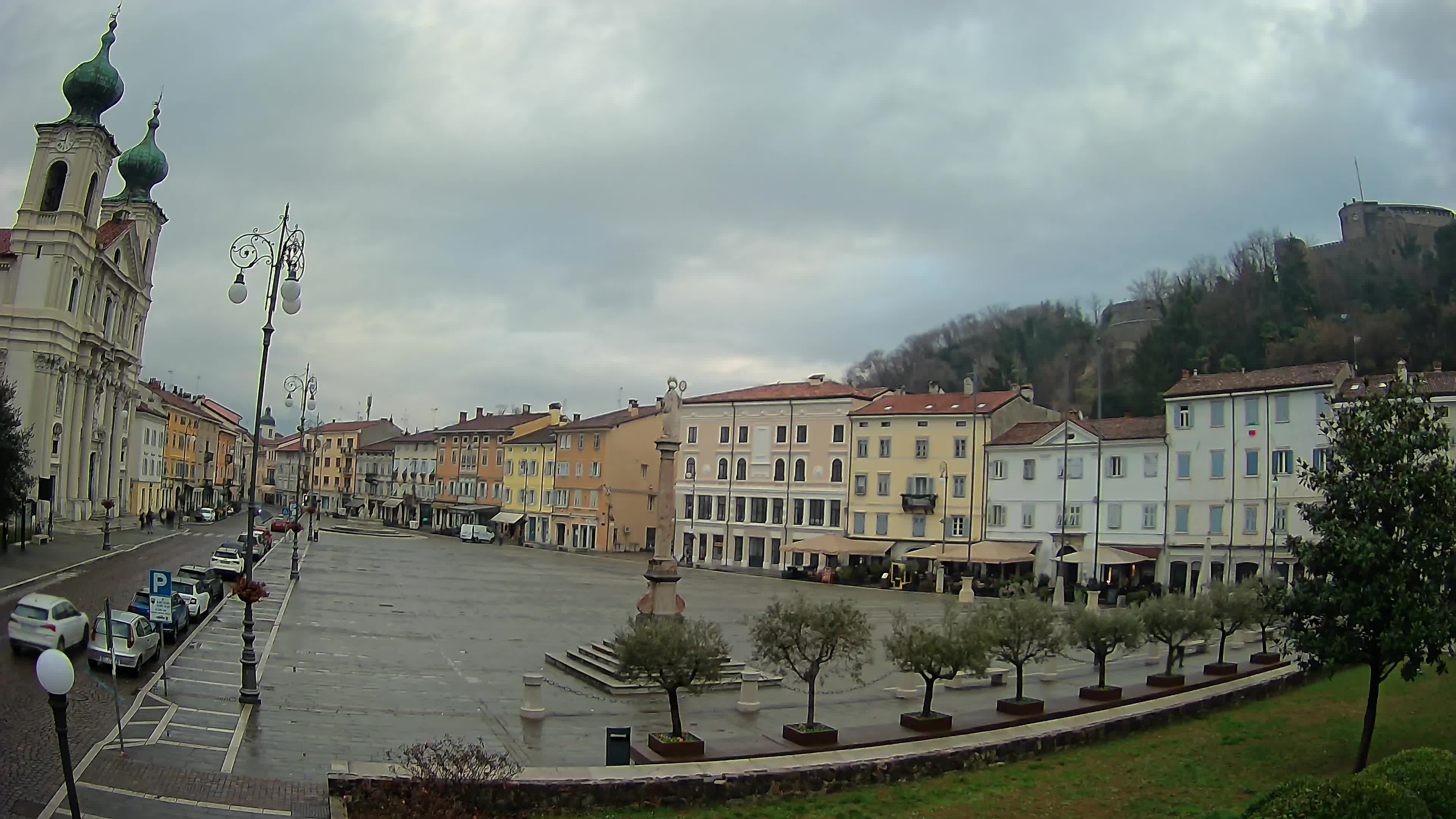 Kamera Gorica Travnik in cerkev sv. Ignacija