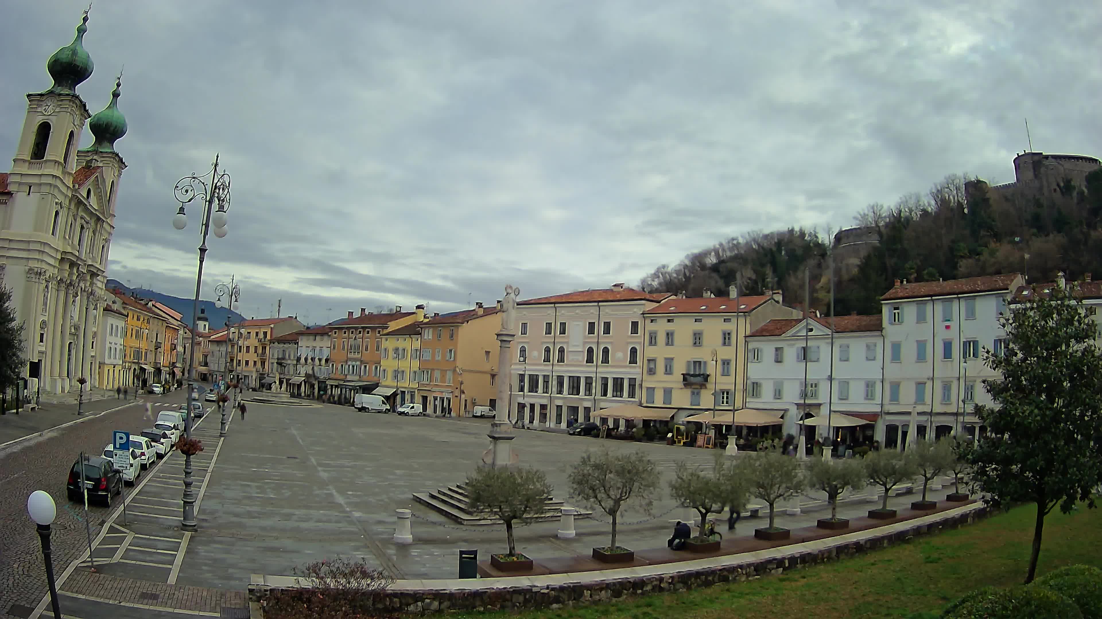 Kamera Gorica Travnik in cerkev sv. Ignacija
