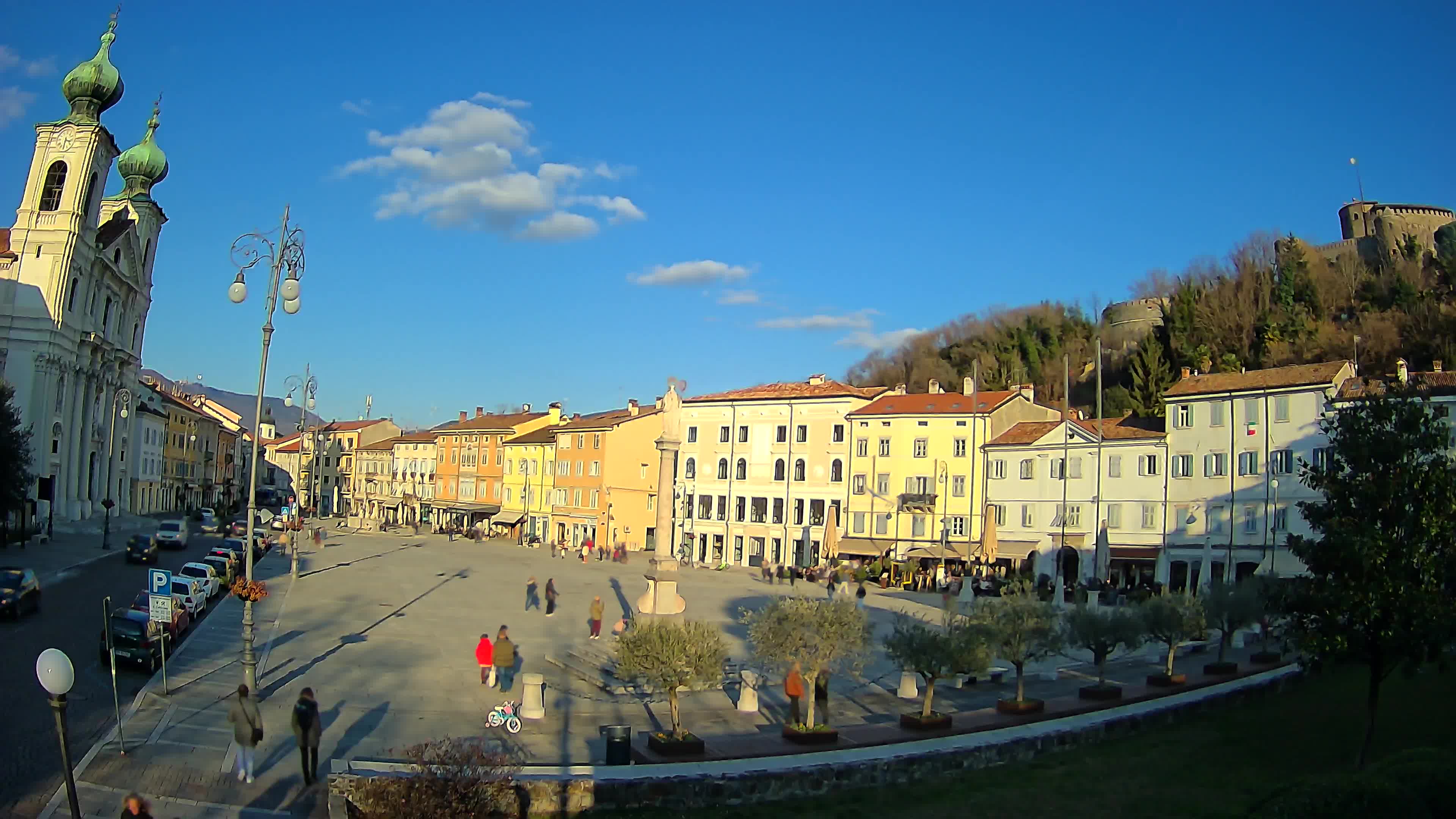 Kamera Gorica Travnik in cerkev sv. Ignacija