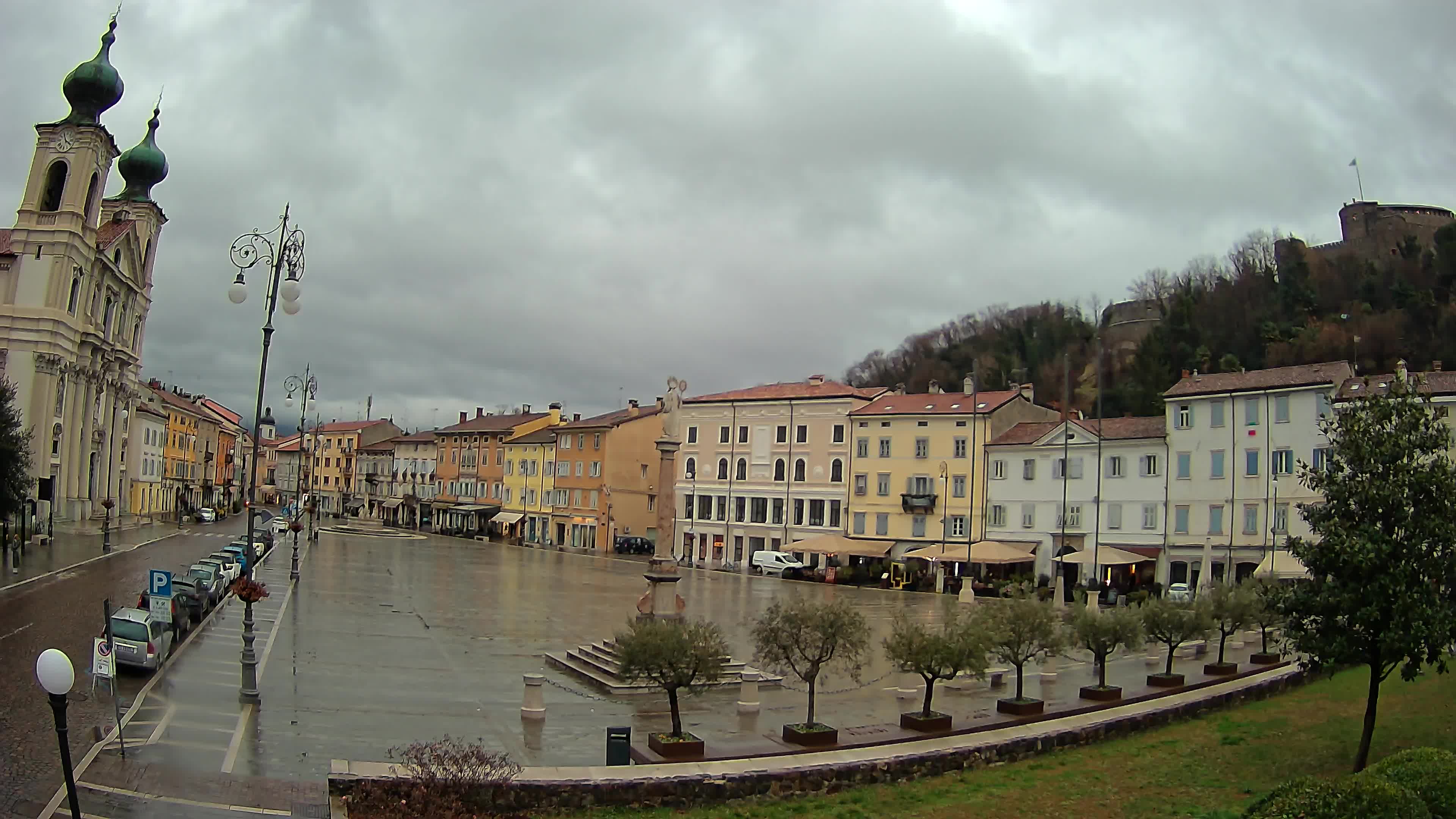 Kamera Gorica Travnik in cerkev sv. Ignacija