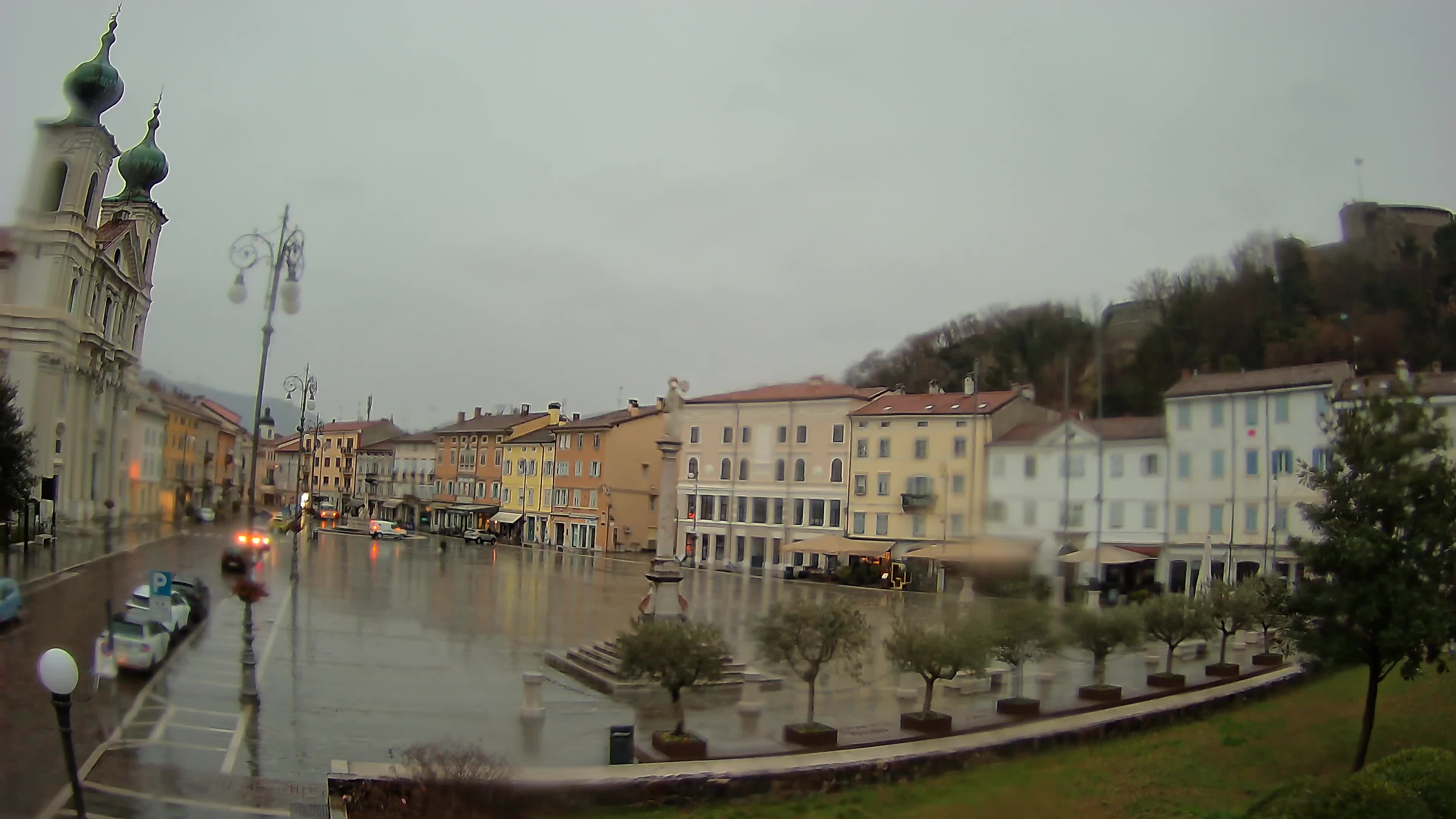 Kamera Gorica Travnik in cerkev sv. Ignacija