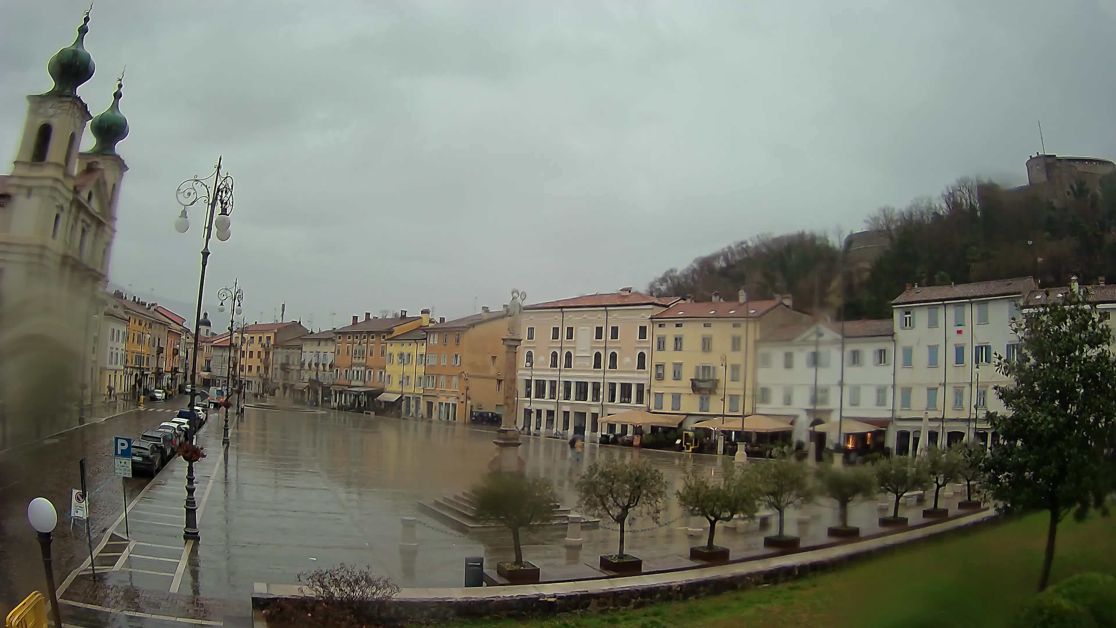 Kamera Gorica Travnik in cerkev sv. Ignacija