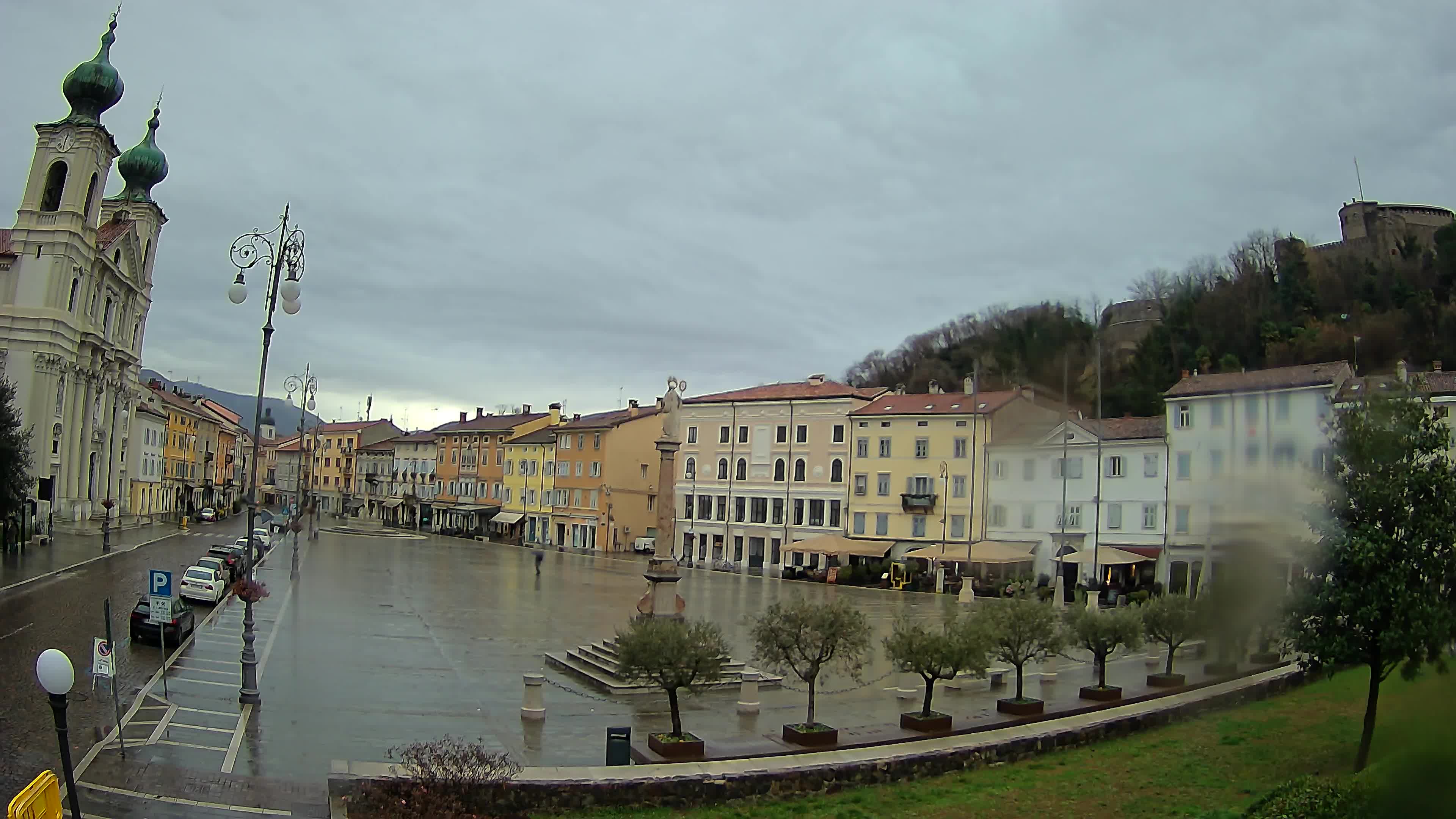 Kamera Gorica Travnik in cerkev sv. Ignacija