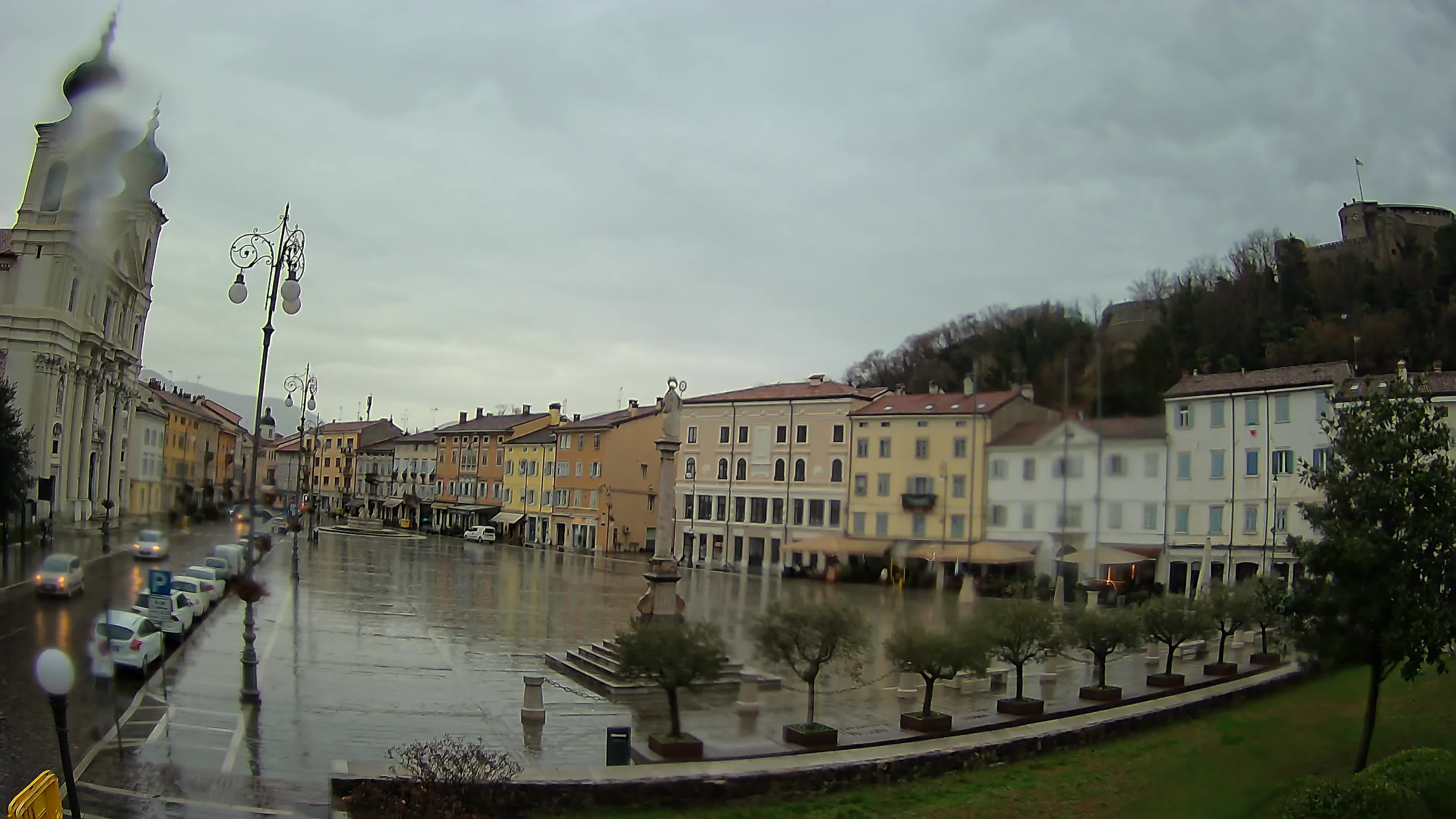 Kamera Gorica Travnik in cerkev sv. Ignacija