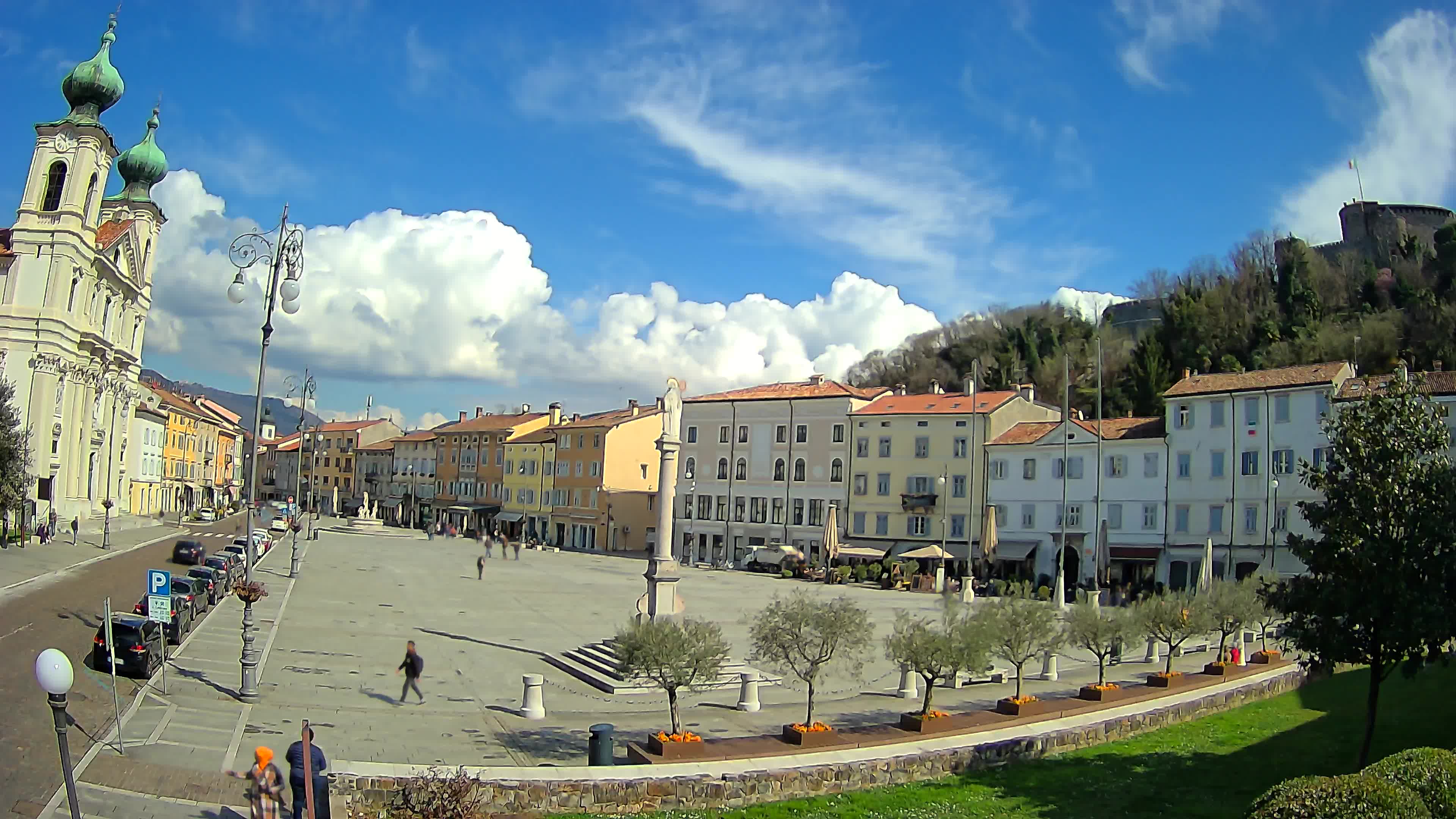 Kamera Gorica Travnik in cerkev sv. Ignacija