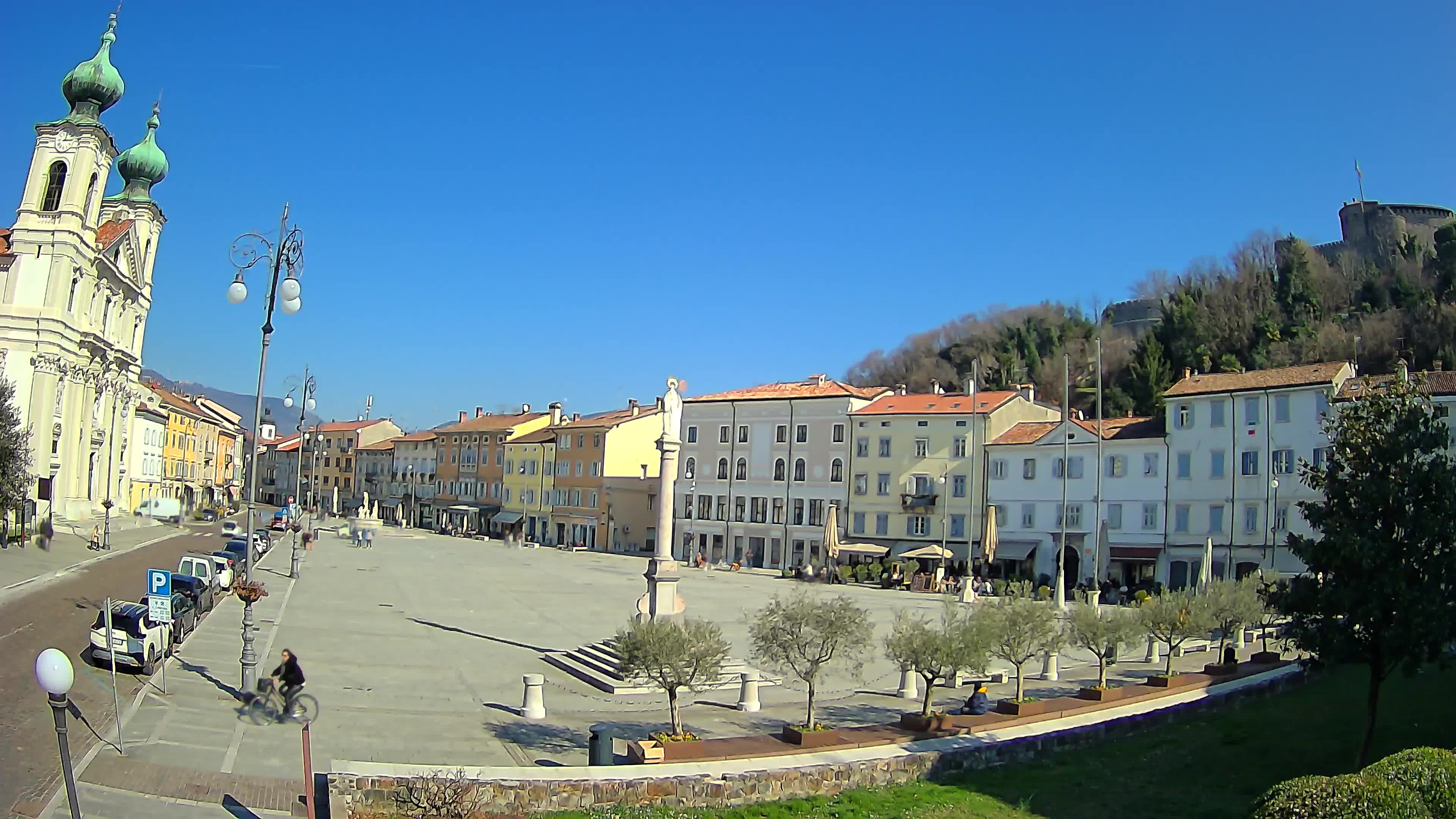 Kamera Gorica Travnik in cerkev sv. Ignacija