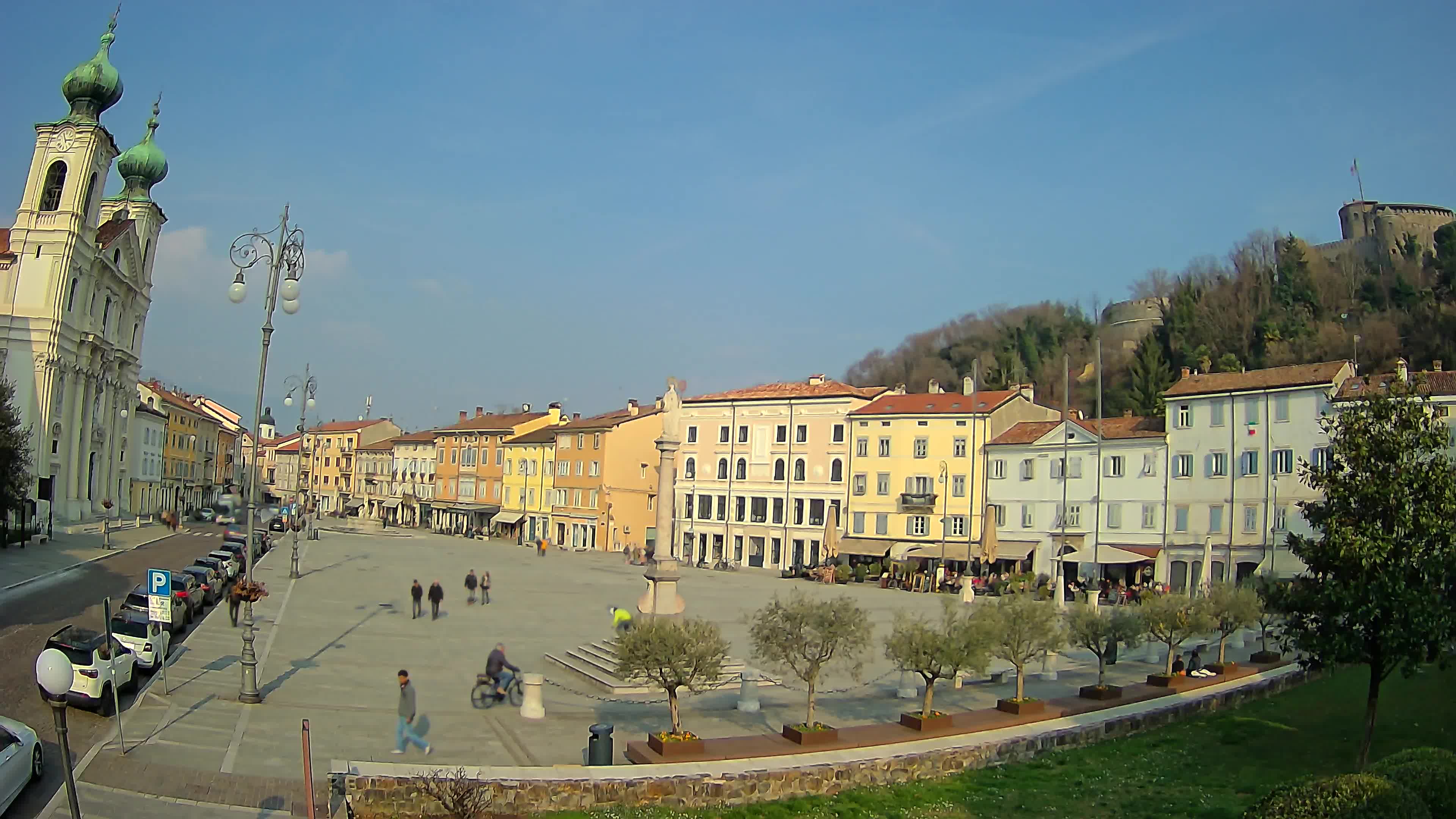 Kamera Gorica Travnik in cerkev sv. Ignacija