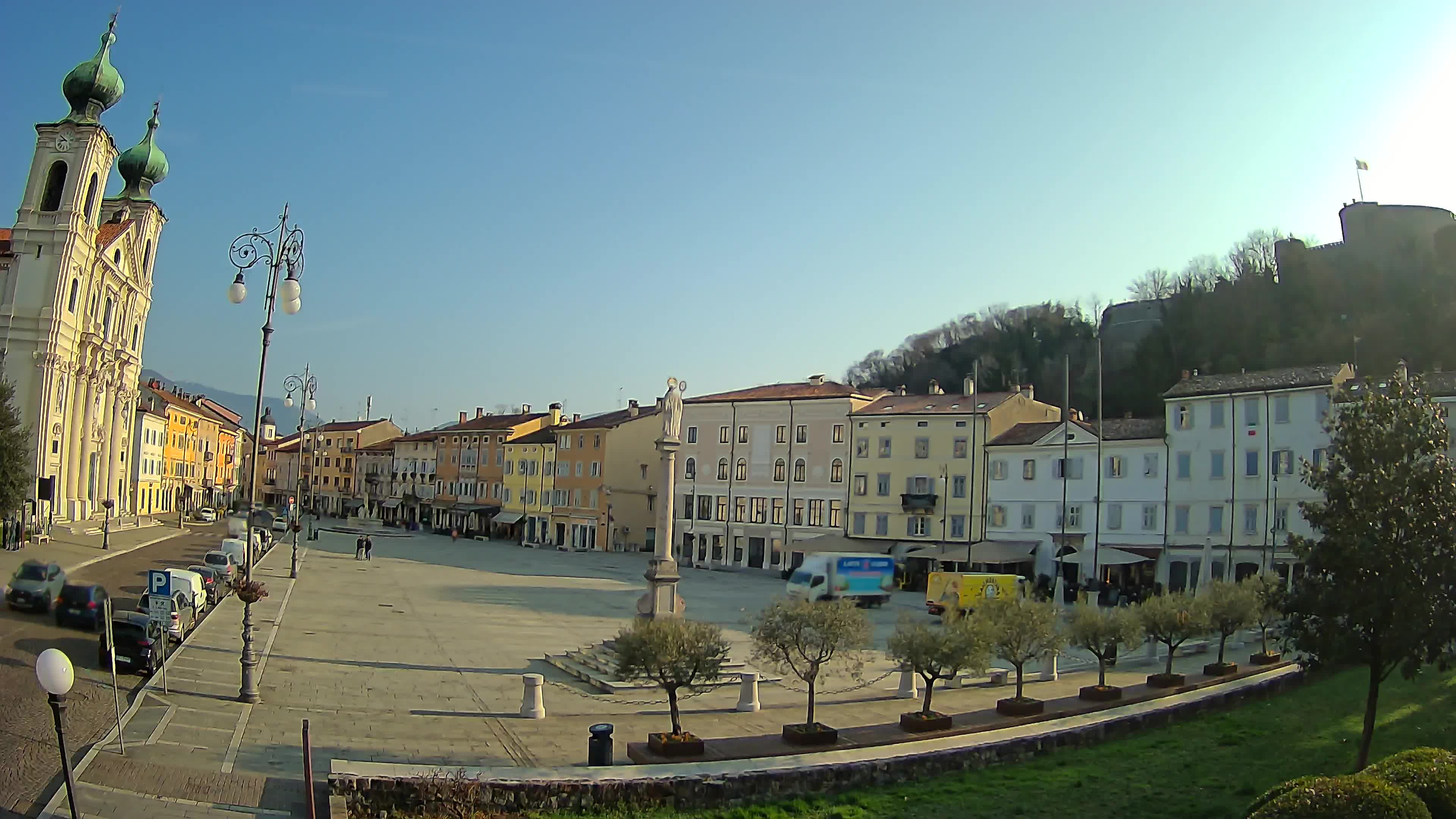 Kamera Gorica Travnik in cerkev sv. Ignacija
