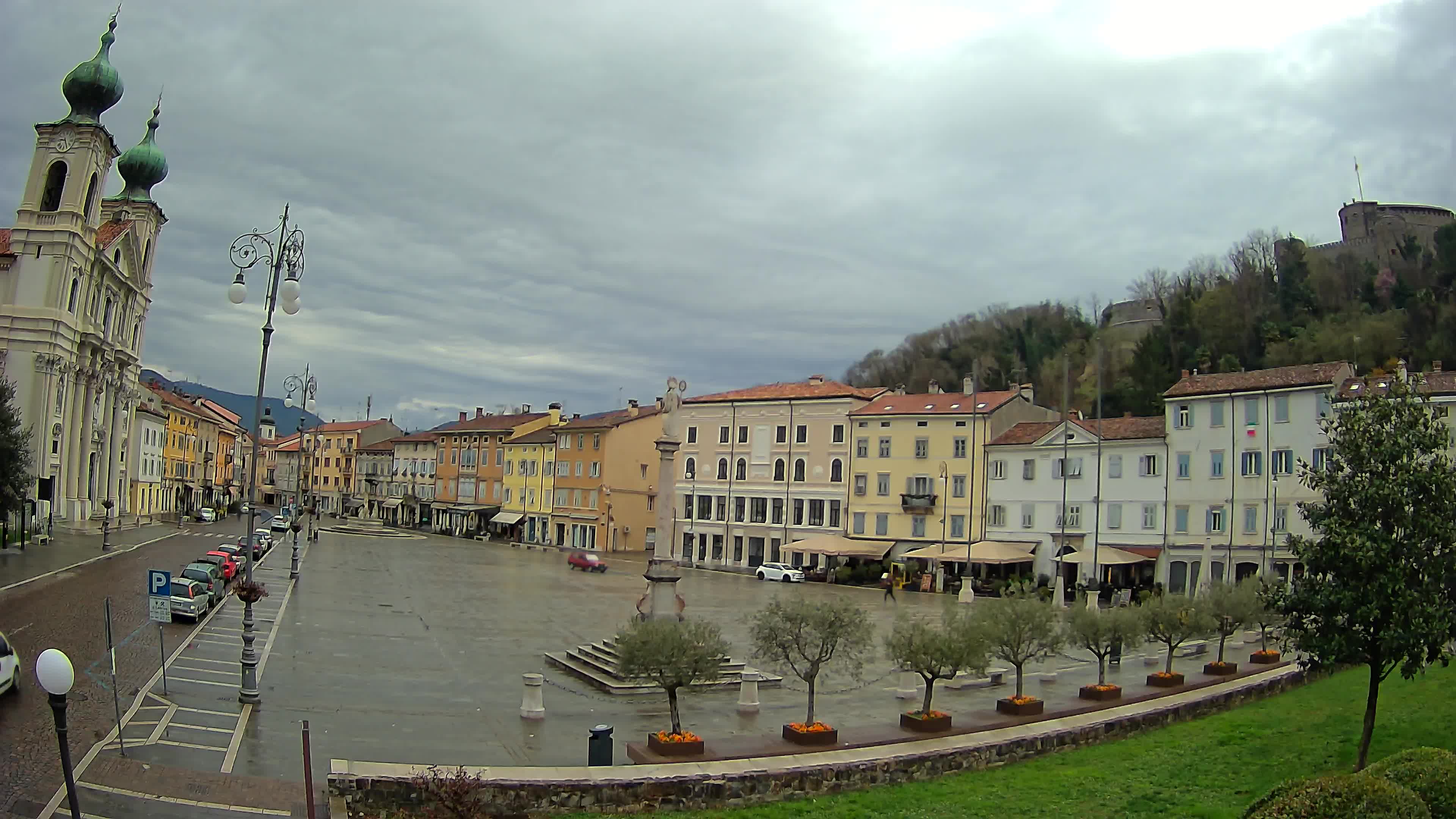 Kamera Gorica Travnik in cerkev sv. Ignacija