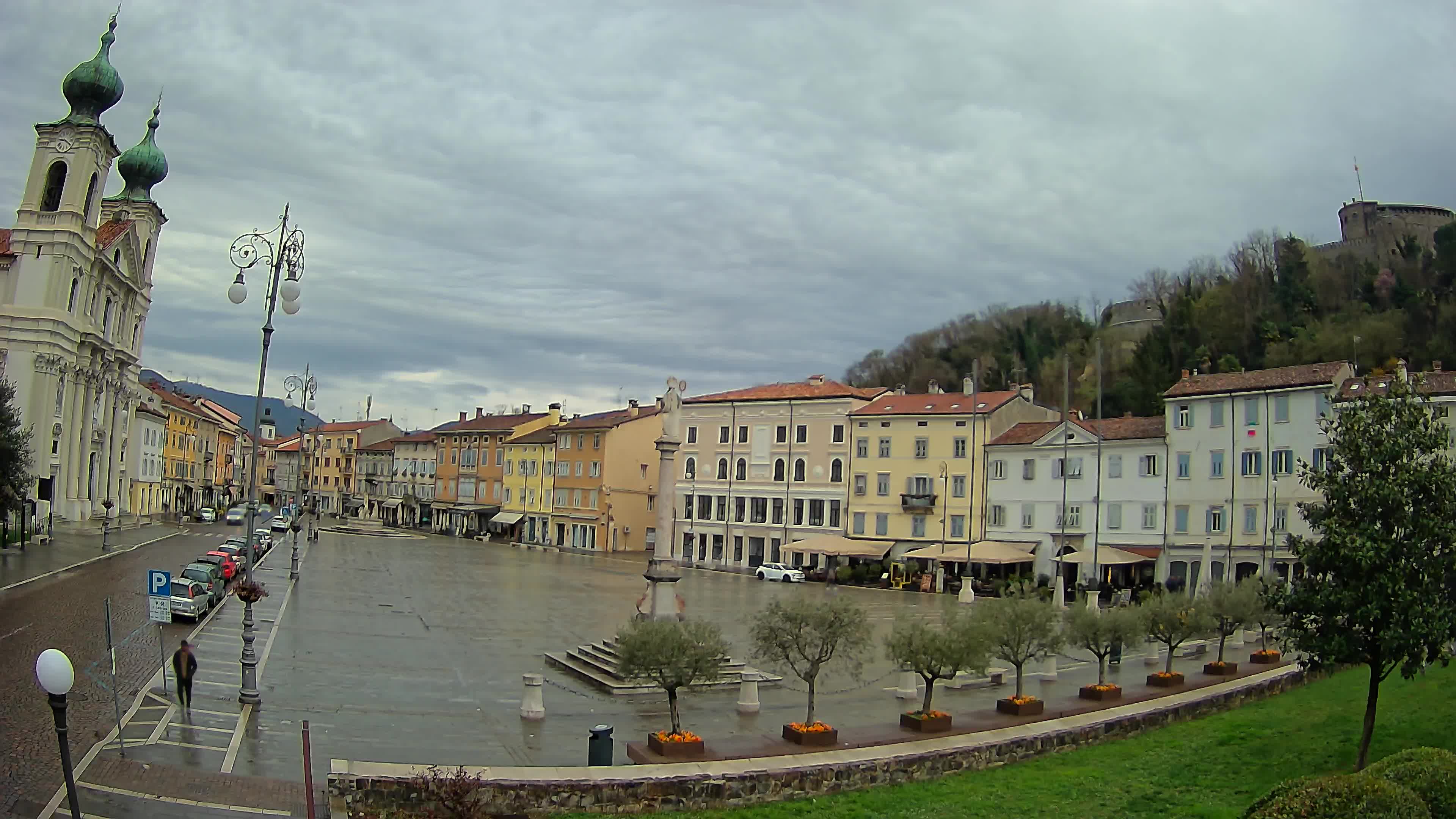 Kamera Gorica Travnik in cerkev sv. Ignacija
