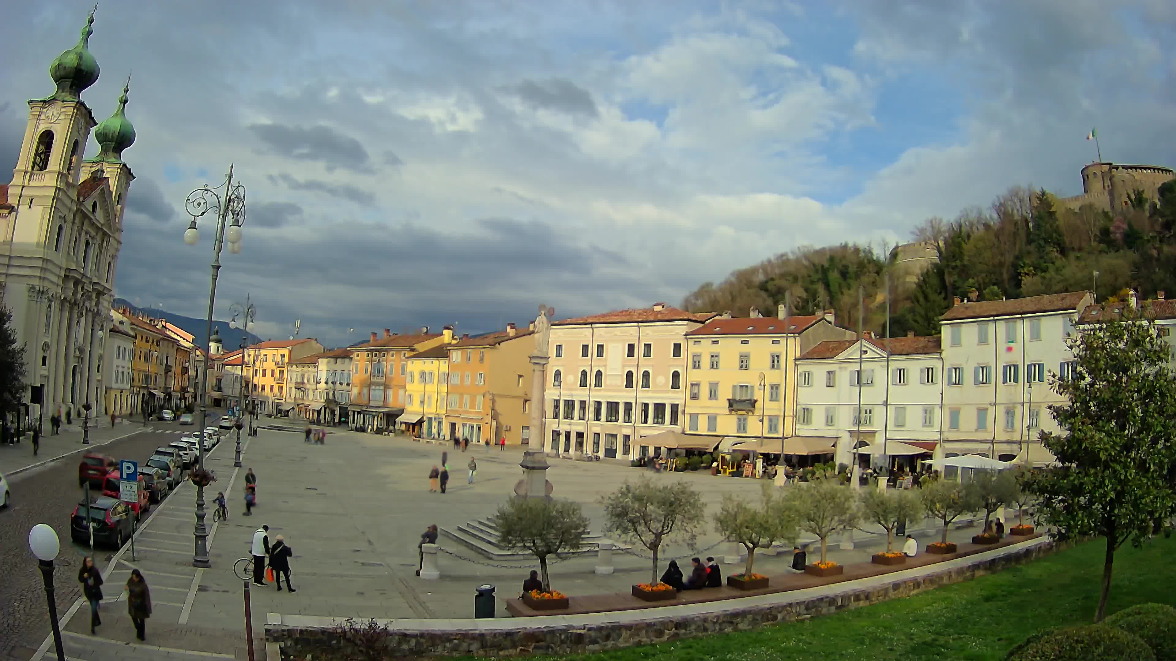 Kamera Gorica Travnik in cerkev sv. Ignacija