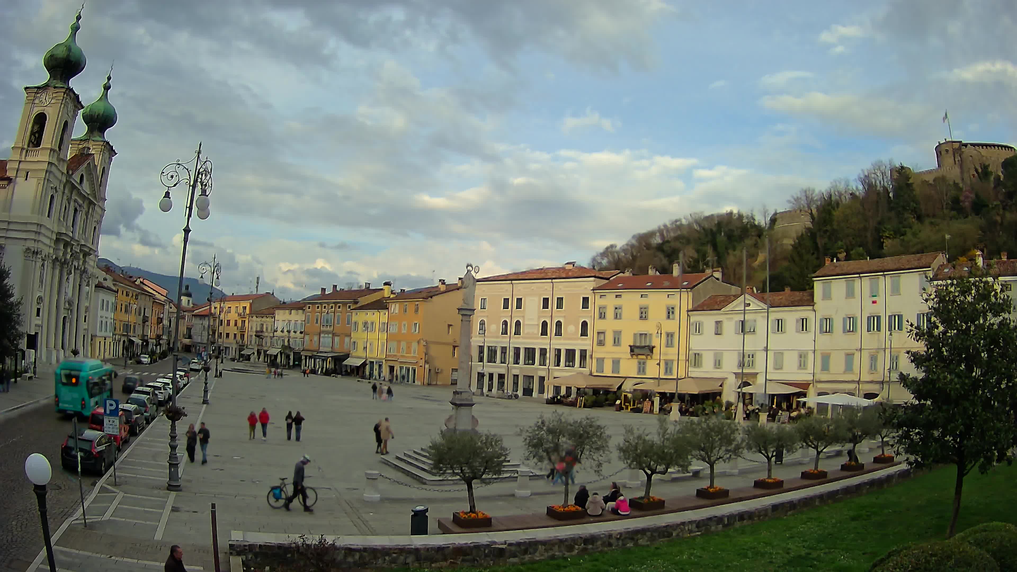 Kamera Gorica Travnik in cerkev sv. Ignacija