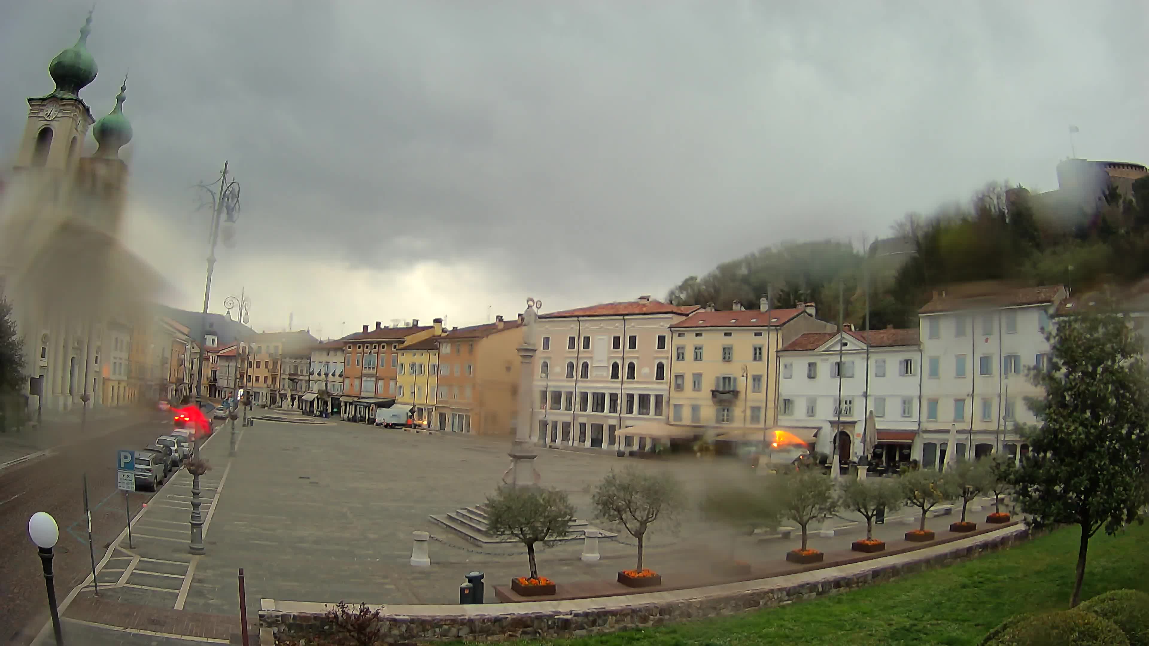 Kamera Gorica Travnik in cerkev sv. Ignacija