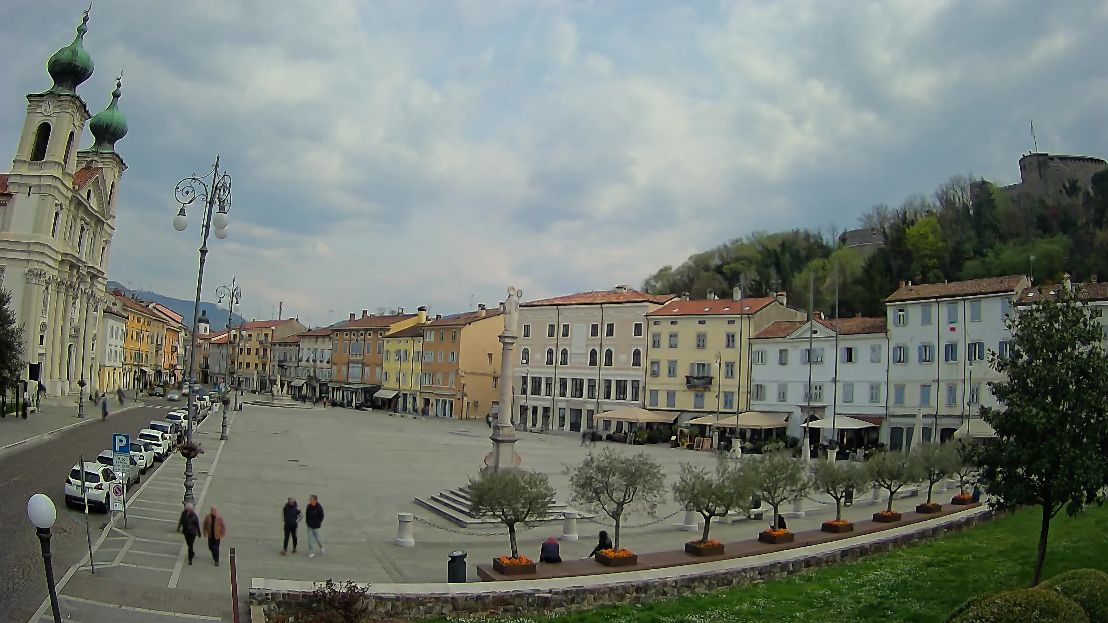 Kamera Gorica Travnik in cerkev sv. Ignacija