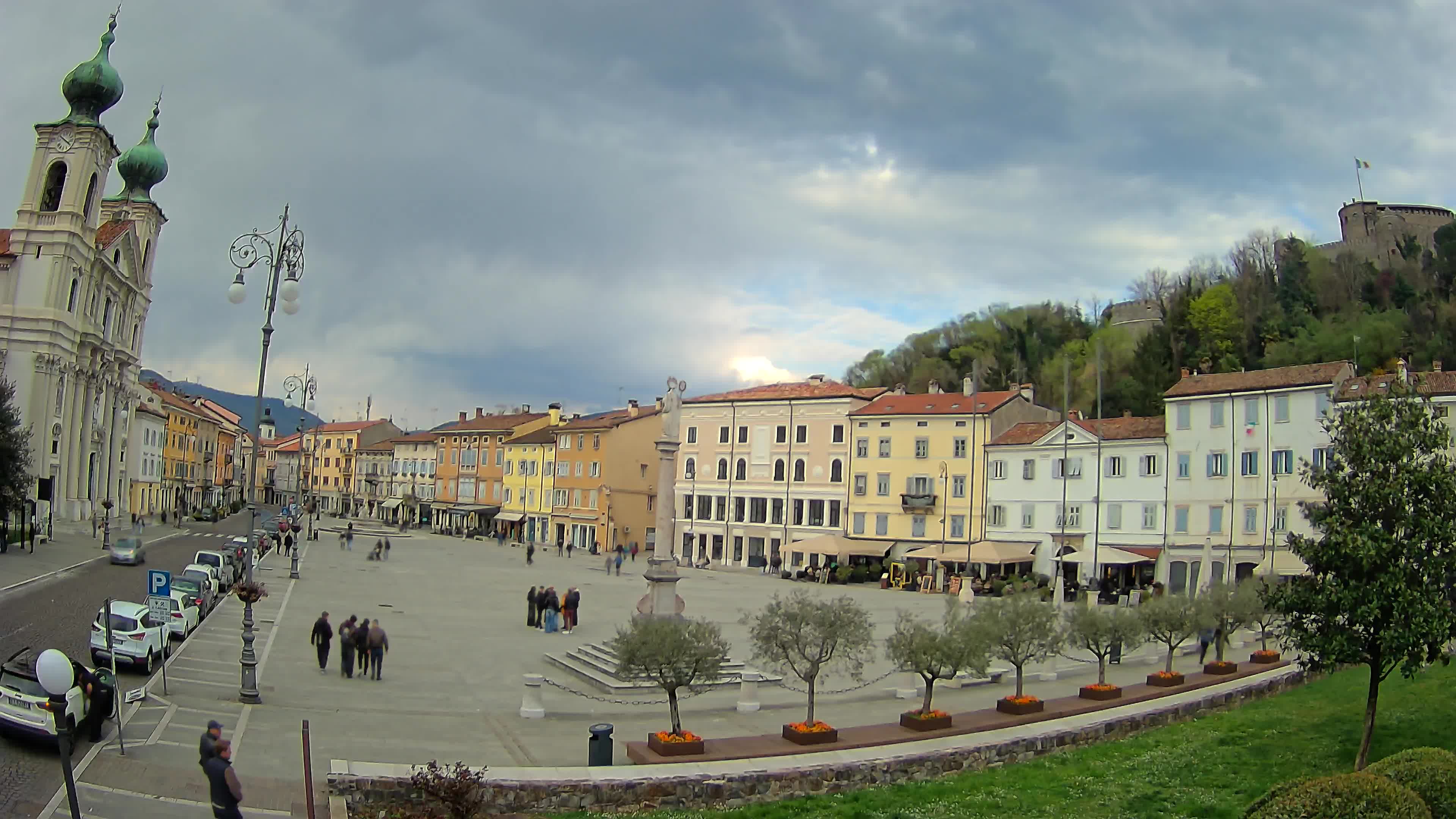 Kamera Gorica Travnik in cerkev sv. Ignacija