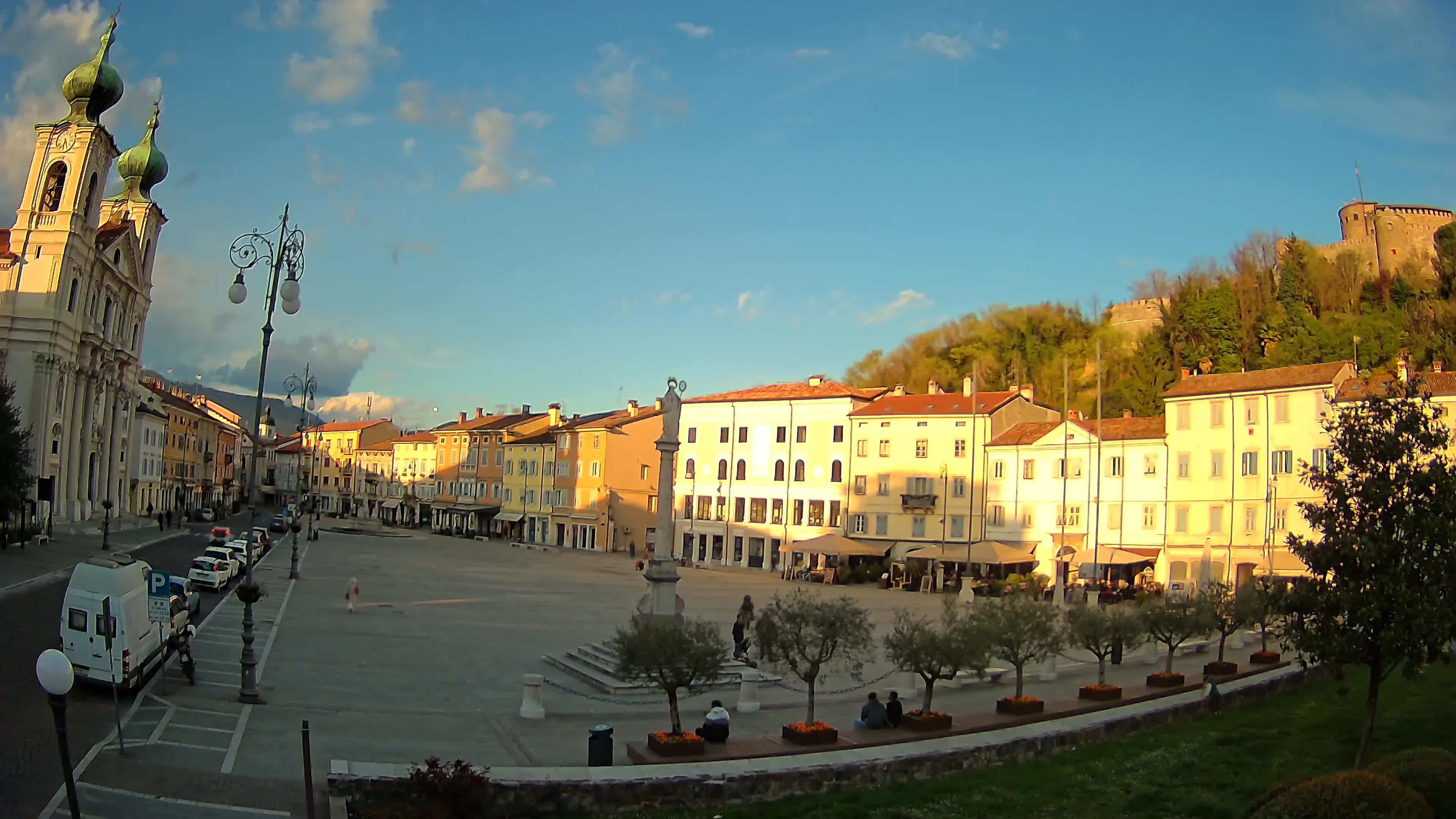 Kamera Gorica Travnik in cerkev sv. Ignacija