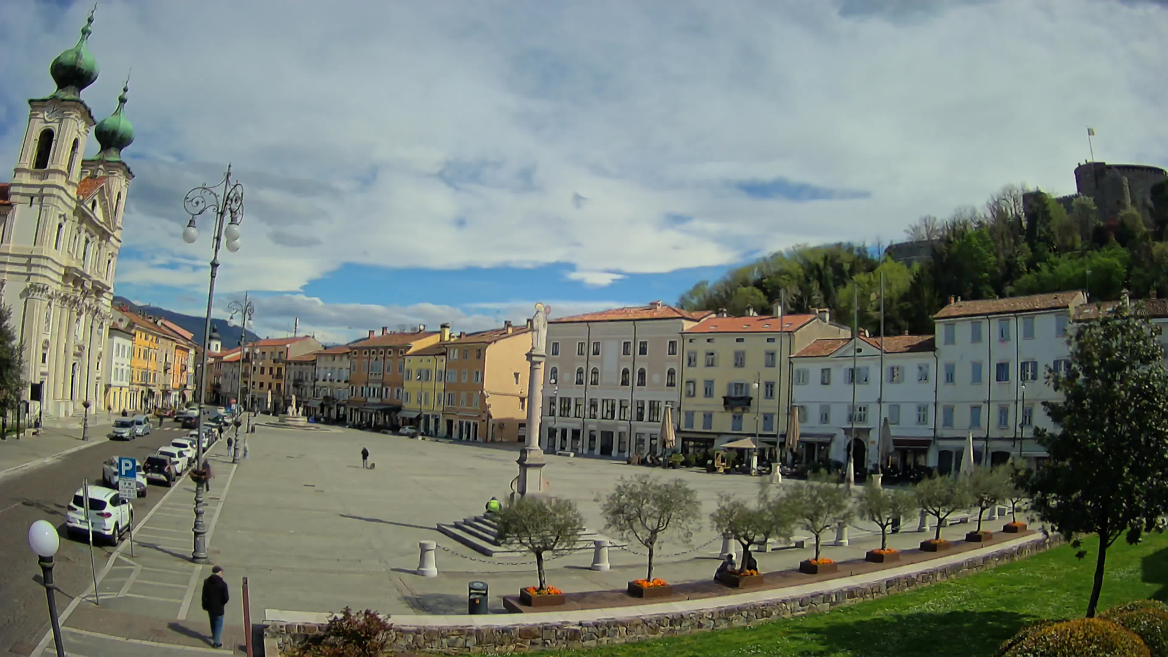 Kamera Gorica Travnik in cerkev sv. Ignacija