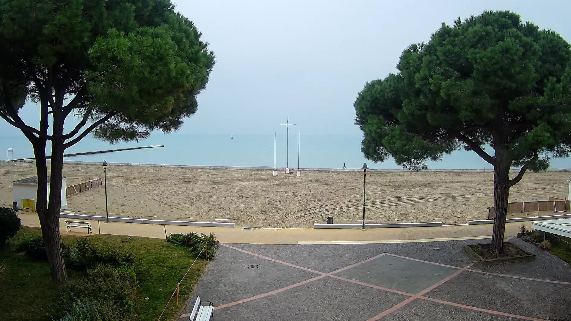 Gradež Vhod na Plažo: Pogled v Živo na Obalo