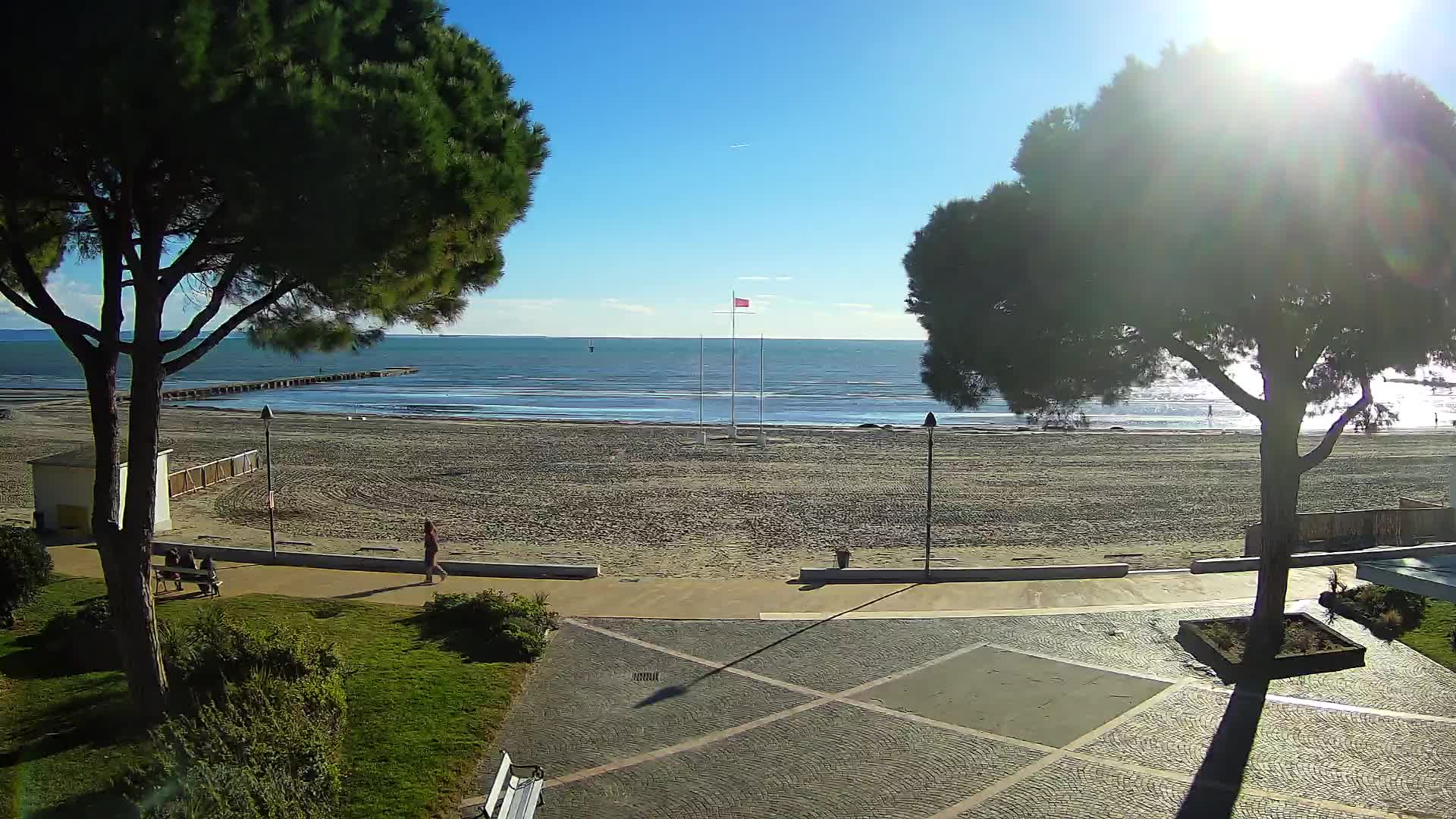 Gradež Vhod na Plažo: Pogled v Živo na Obalo