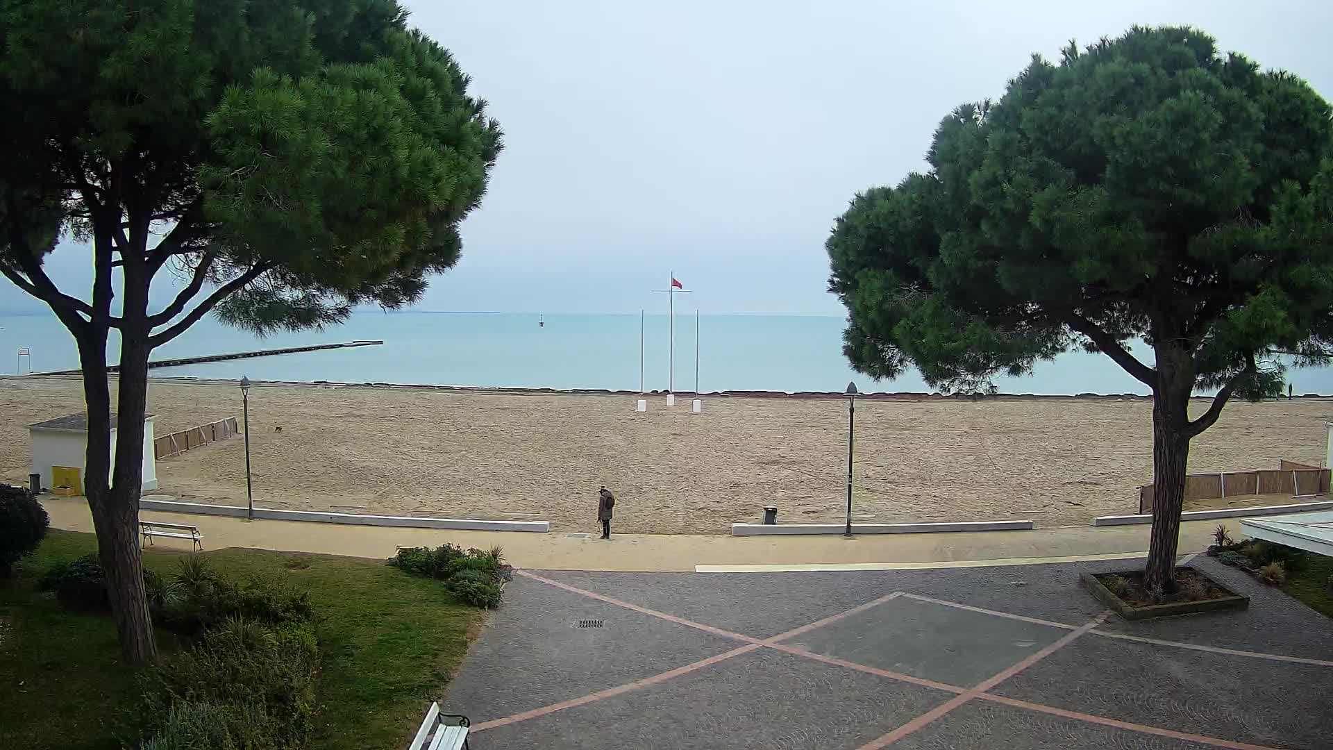 Gradež Vhod na Plažo: Pogled v Živo na Obalo