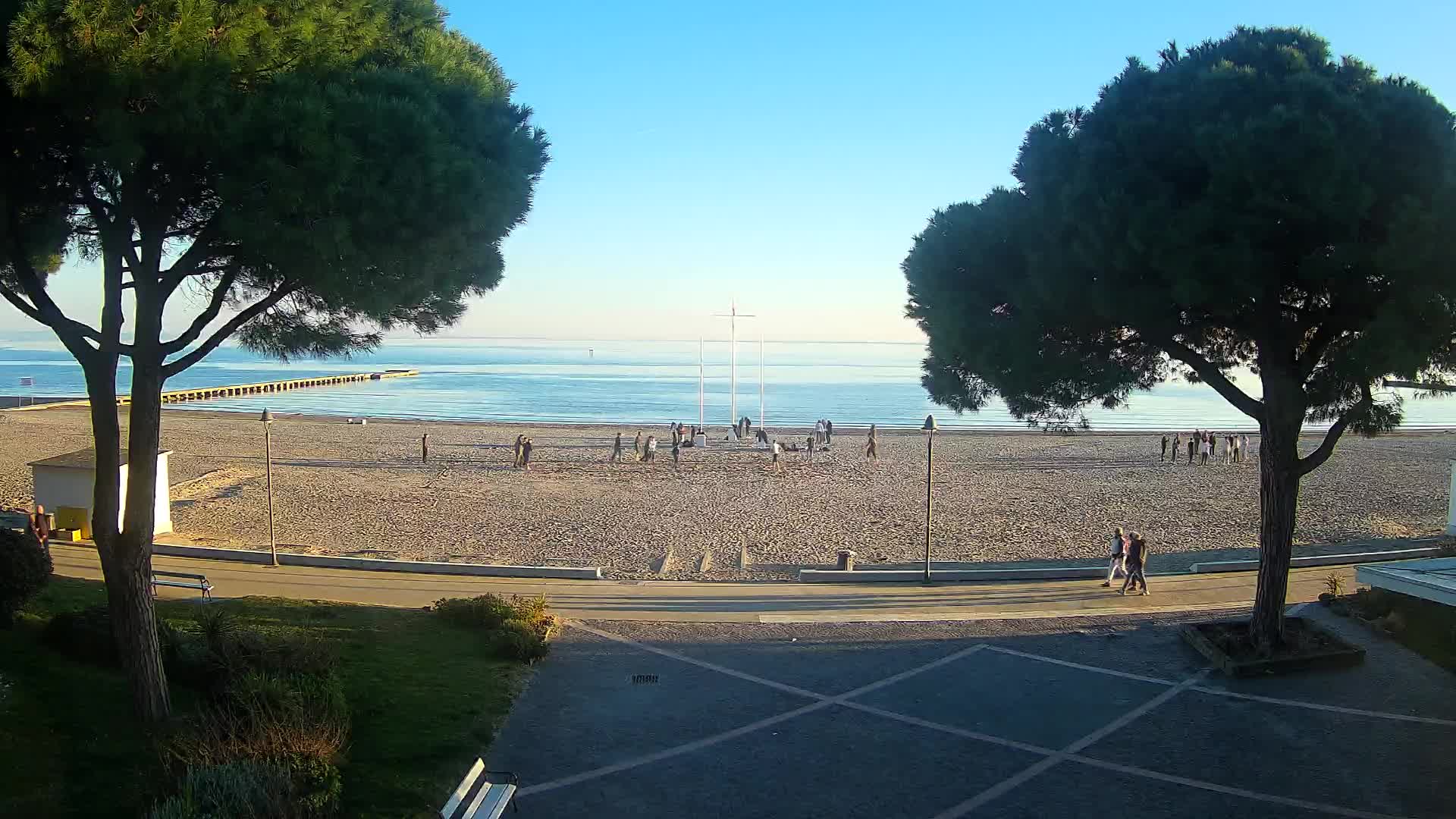 Gradež Vhod na Plažo: Pogled v Živo na Obalo