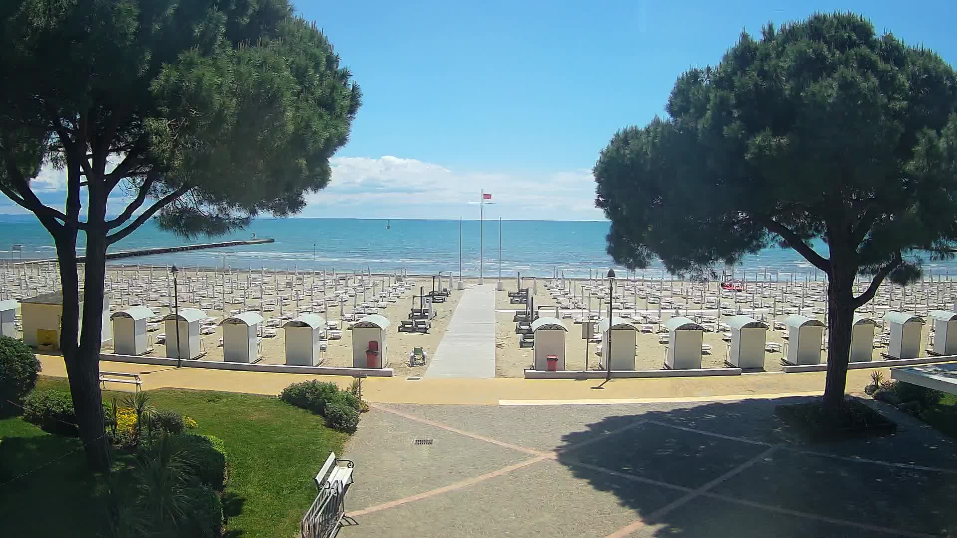 Gradež Vhod na Plažo: Pogled v Živo na Obalo