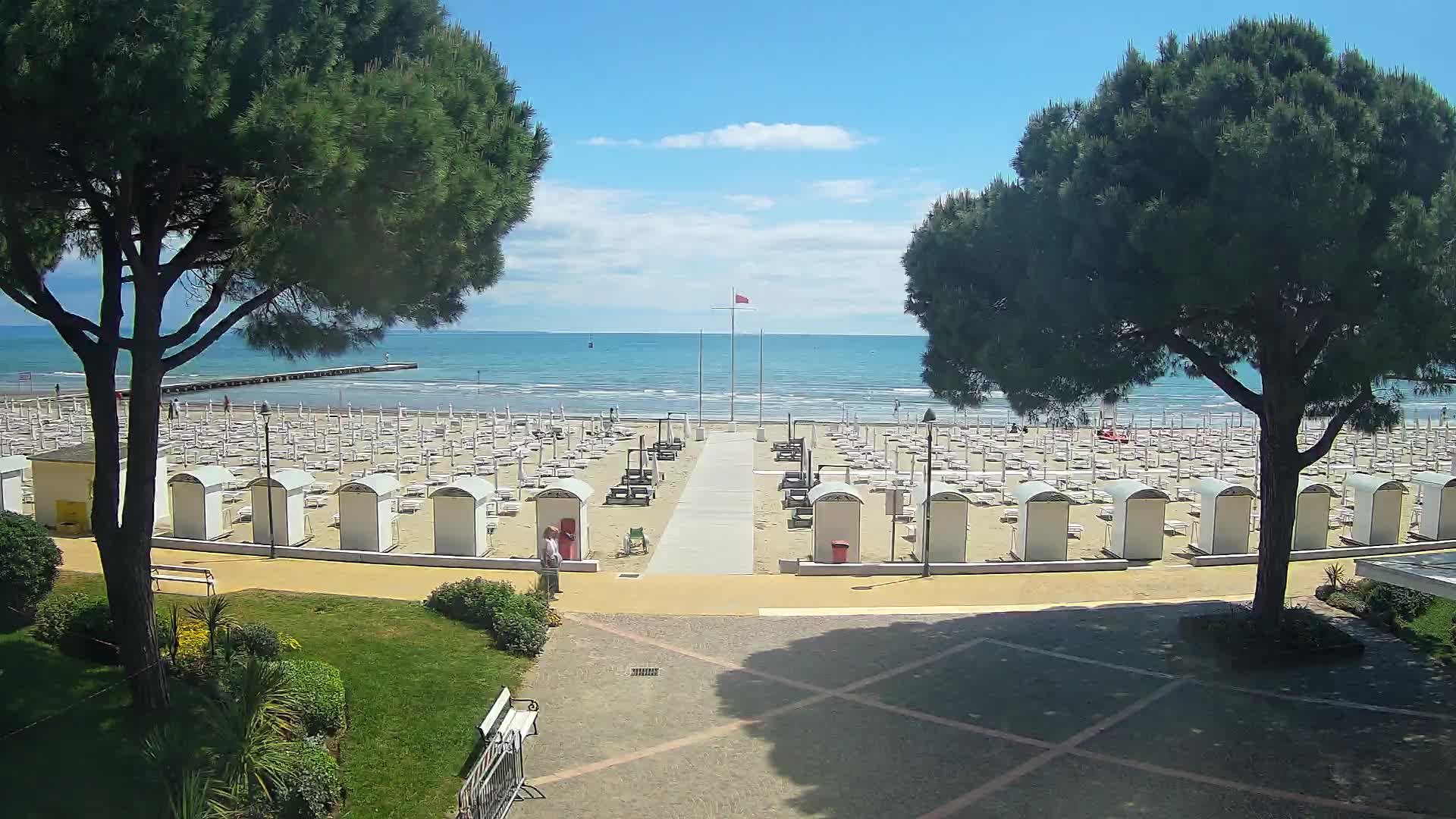 Gradež Vhod na Plažo: Pogled v Živo na Obalo