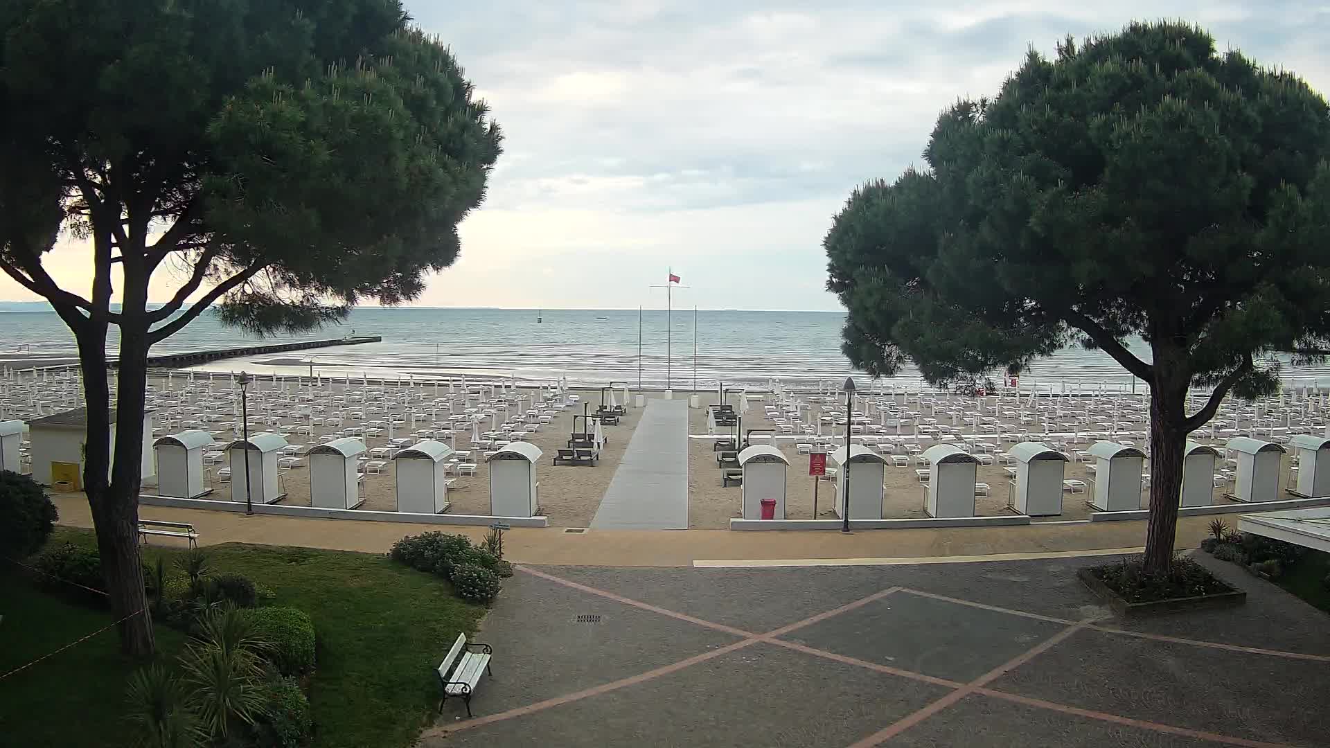 Gradež Vhod na Plažo: Pogled v Živo na Obalo