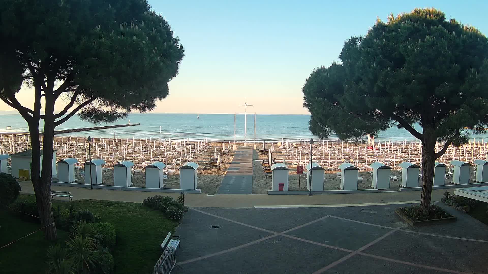 Gradež Vhod na Plažo: Pogled v Živo na Obalo