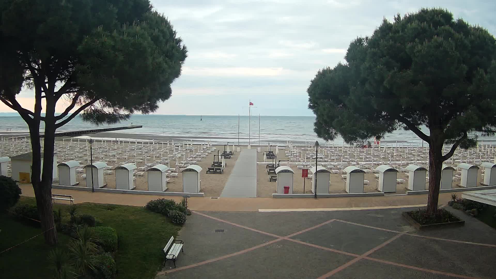 Gradež Vhod na Plažo: Pogled v Živo na Obalo