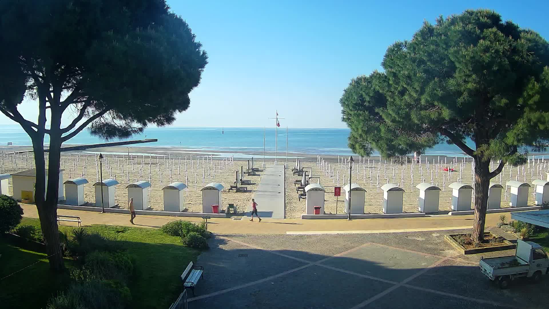 Gradež Vhod na Plažo: Pogled v Živo na Obalo