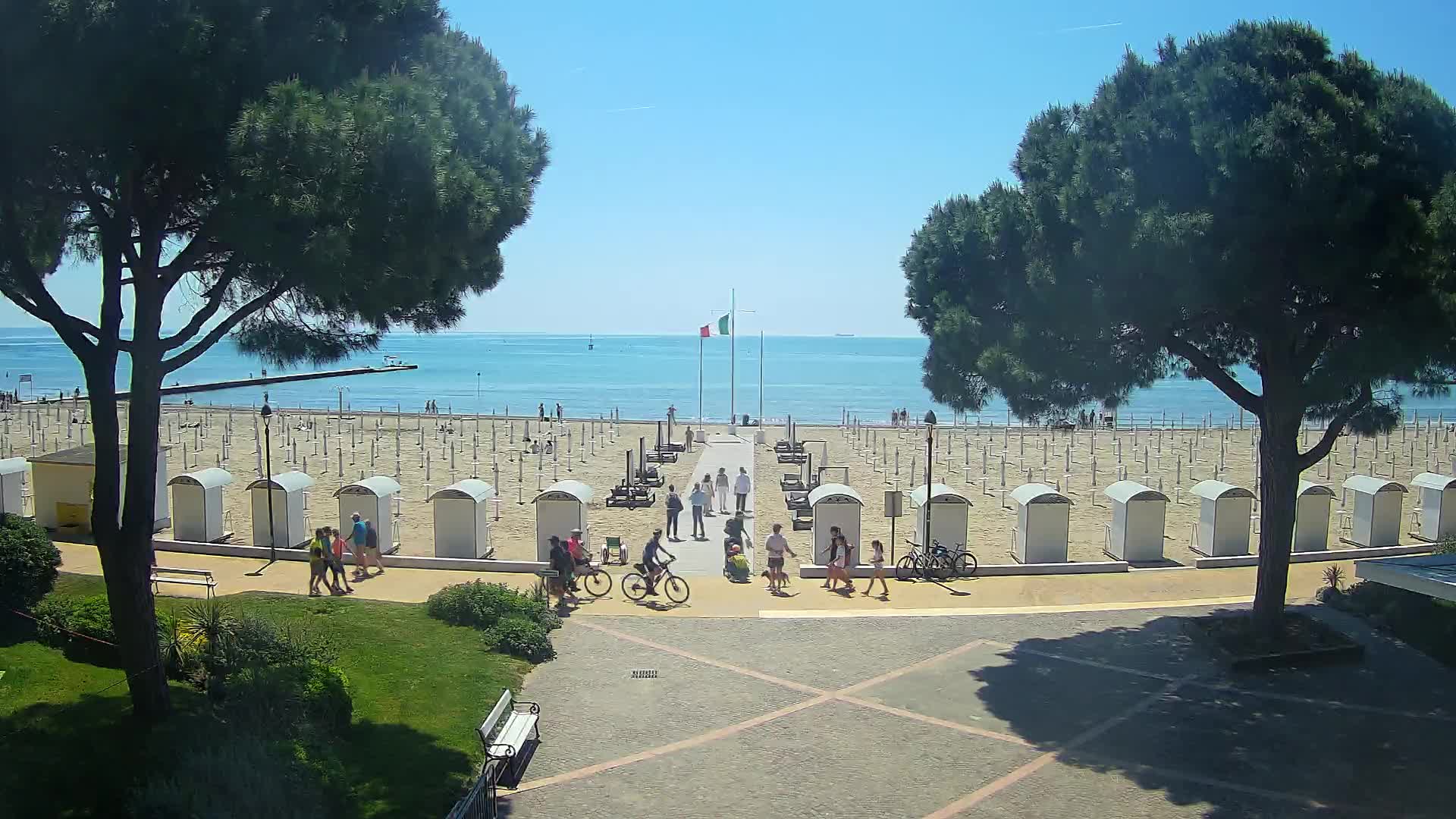 Gradež Vhod na Plažo: Pogled v Živo na Obalo