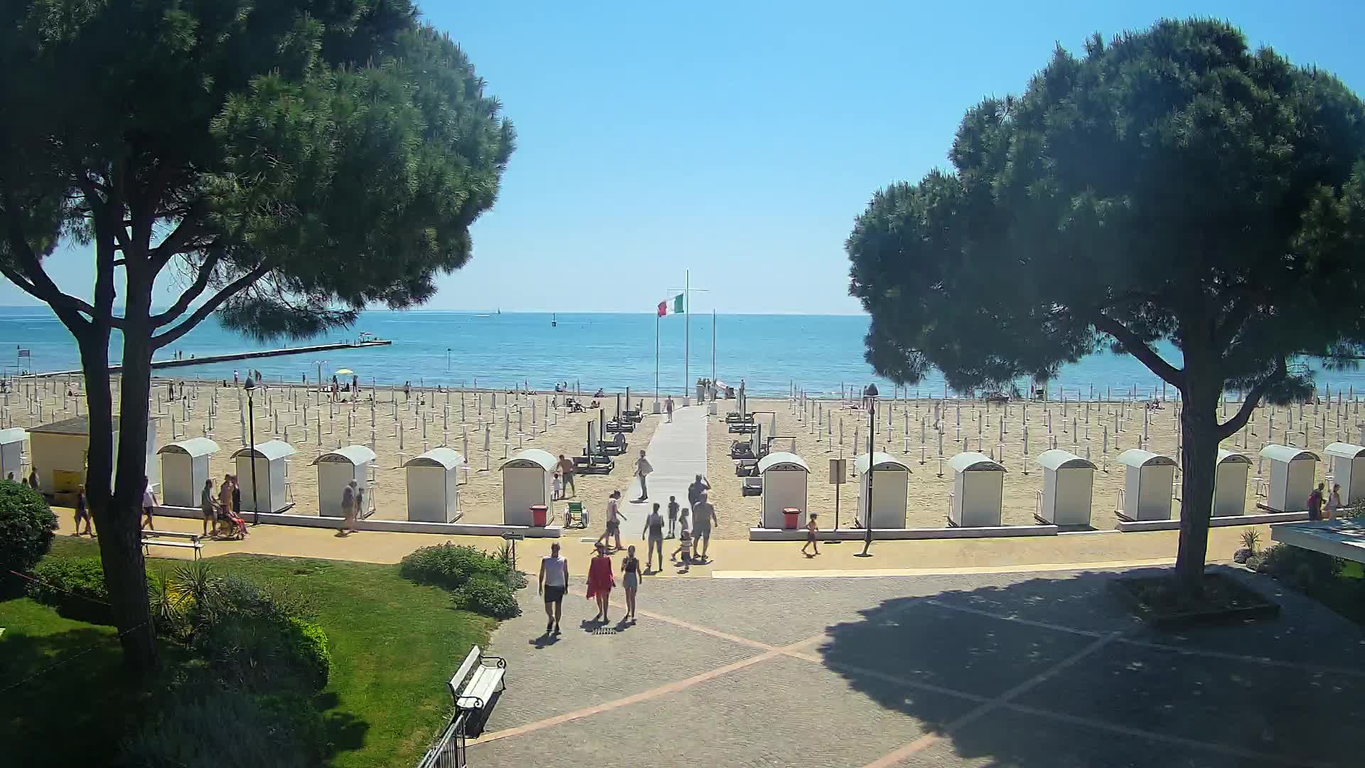 Gradež Vhod na Plažo: Pogled v Živo na Obalo