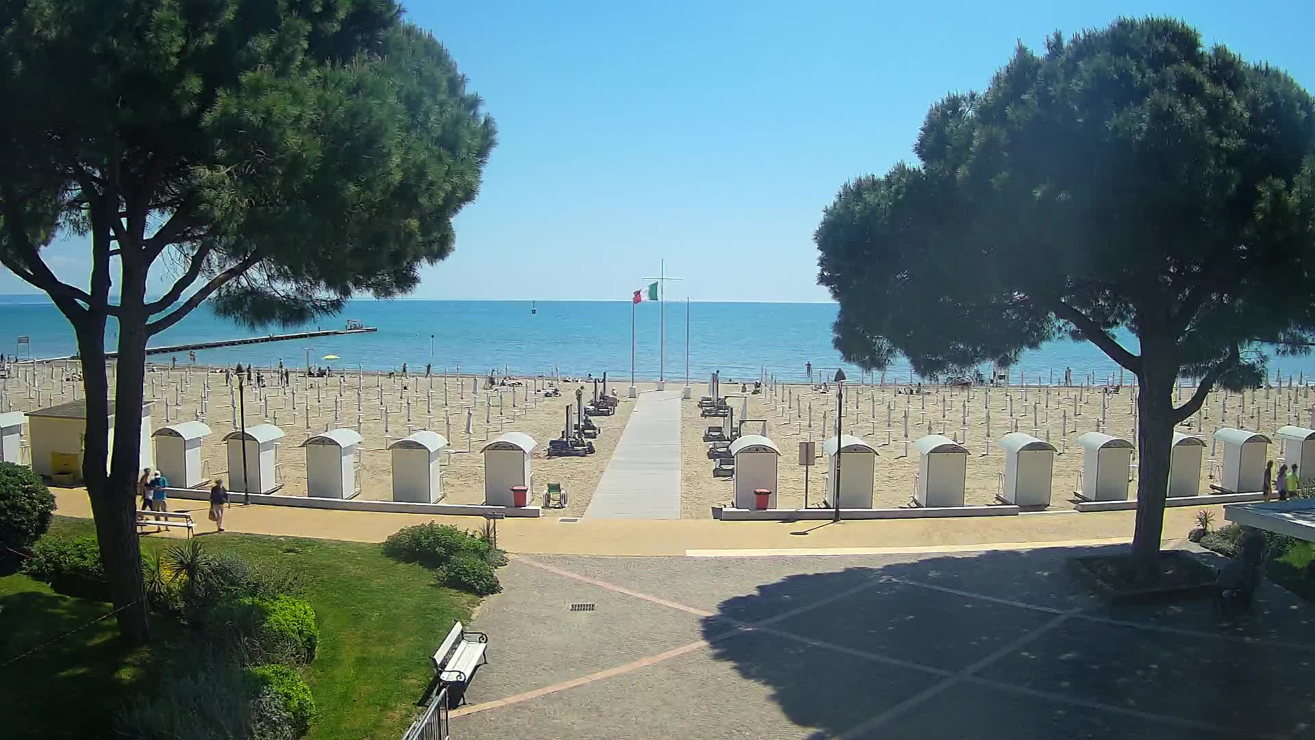 Gradež Vhod na Plažo: Pogled v Živo na Obalo