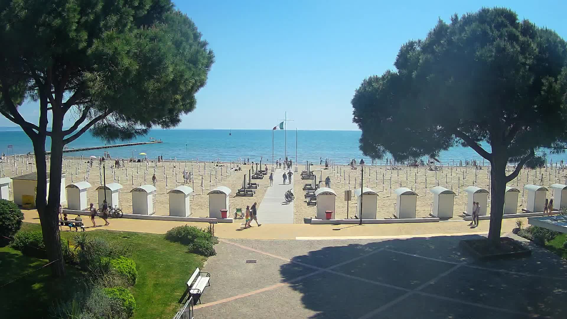 Gradež Vhod na Plažo: Pogled v Živo na Obalo