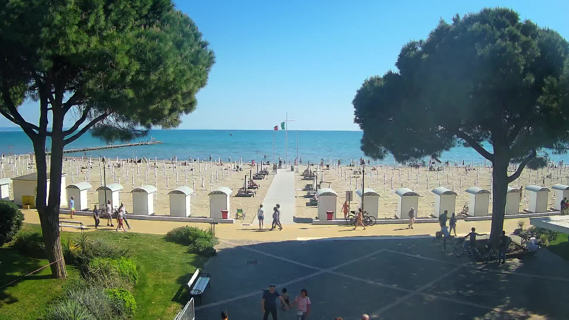 Gradež Vhod na Plažo: Pogled v Živo na Obalo