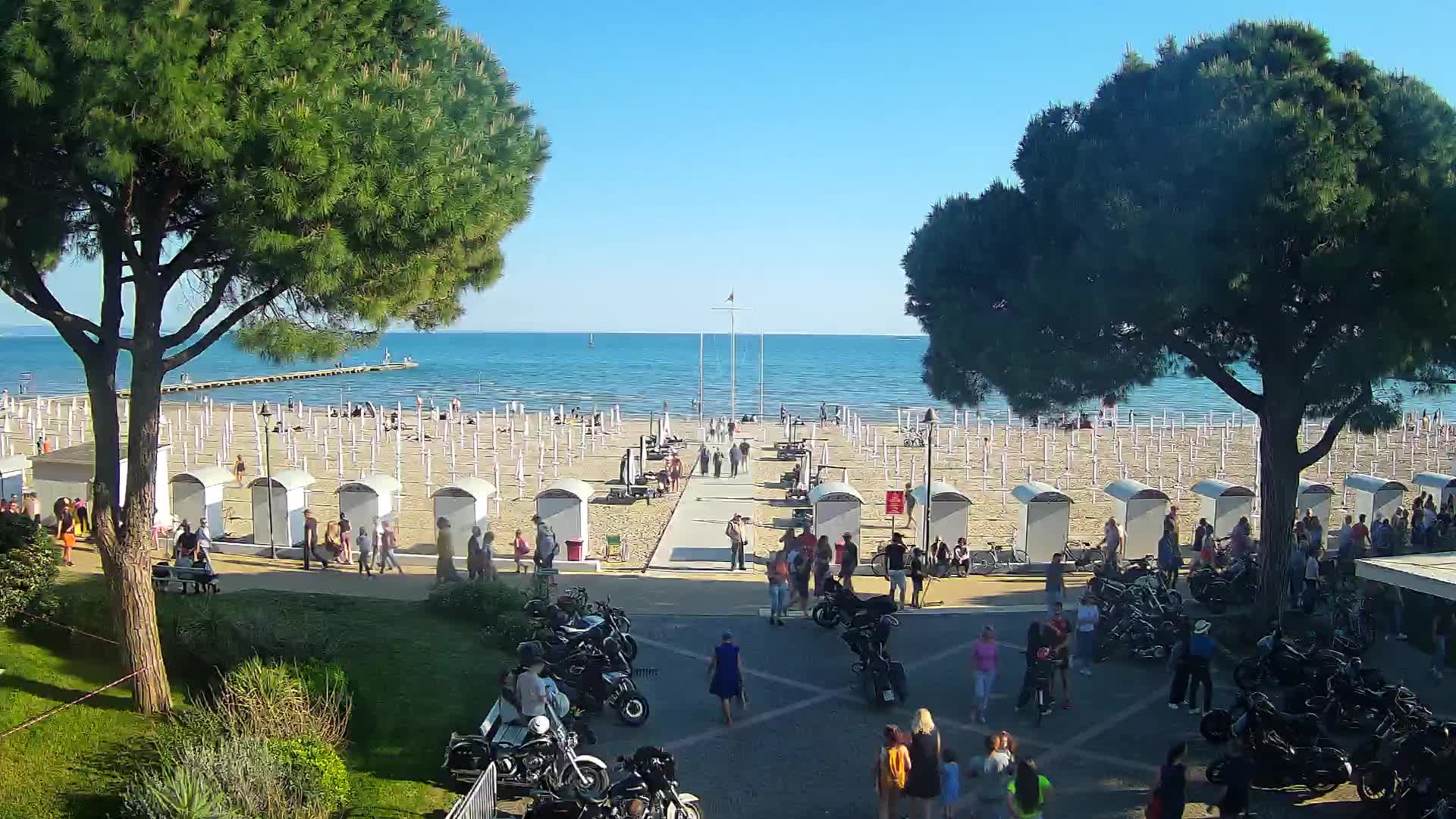 Gradež Vhod na Plažo: Pogled v Živo na Obalo