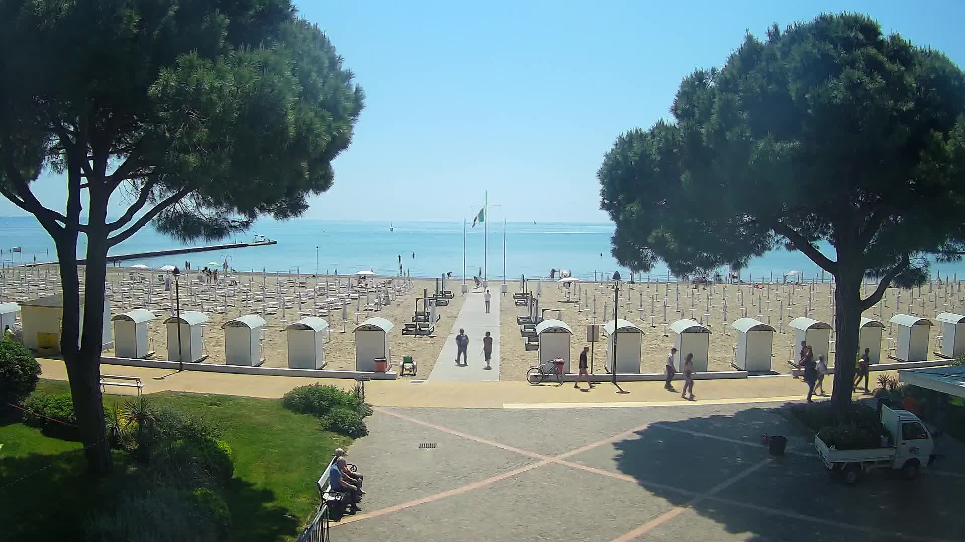 Gradež Vhod na Plažo: Pogled v Živo na Obalo