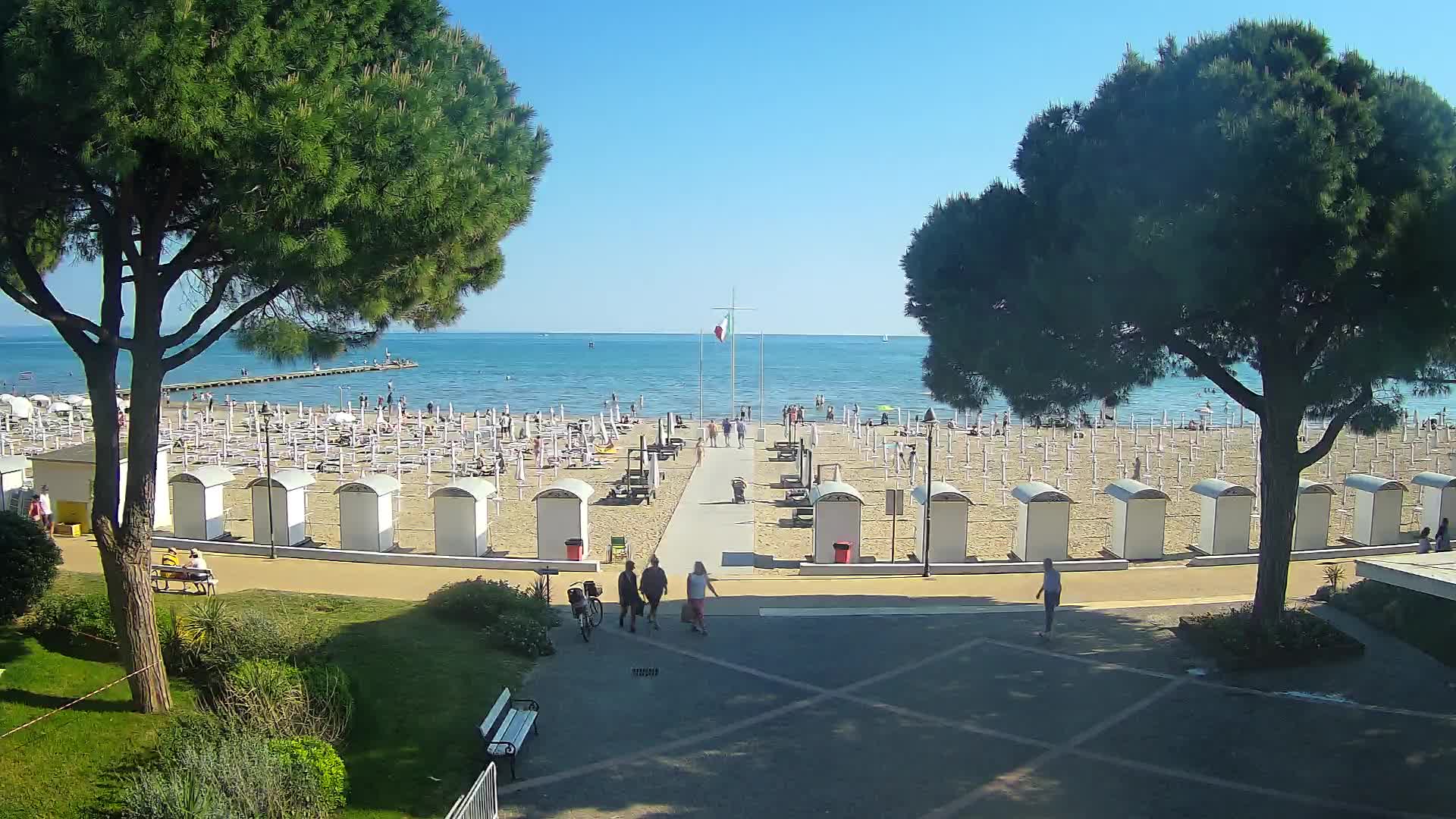 Gradež Vhod na Plažo: Pogled v Živo na Obalo