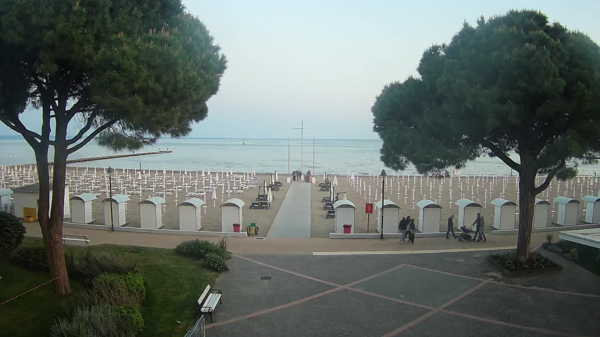 Gradež Vhod na Plažo: Pogled v Živo na Obalo