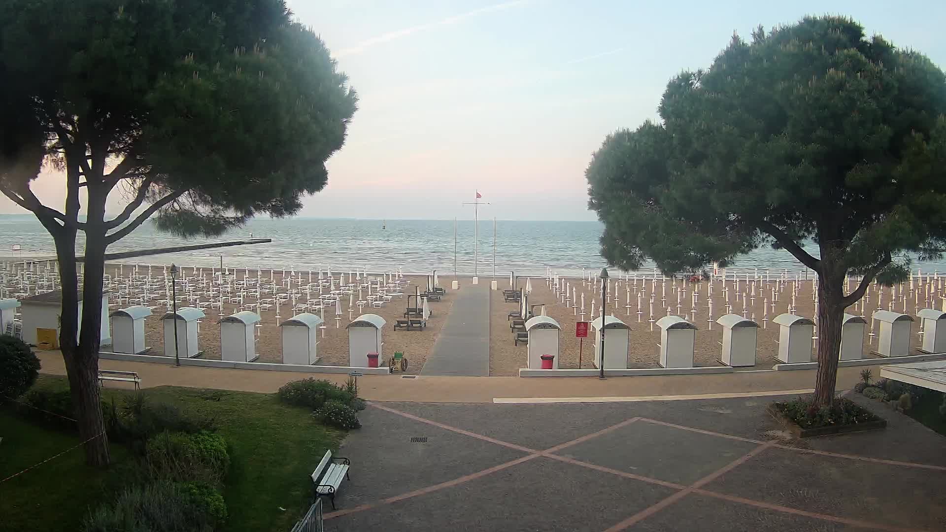 Gradež Vhod na Plažo: Pogled v Živo na Obalo