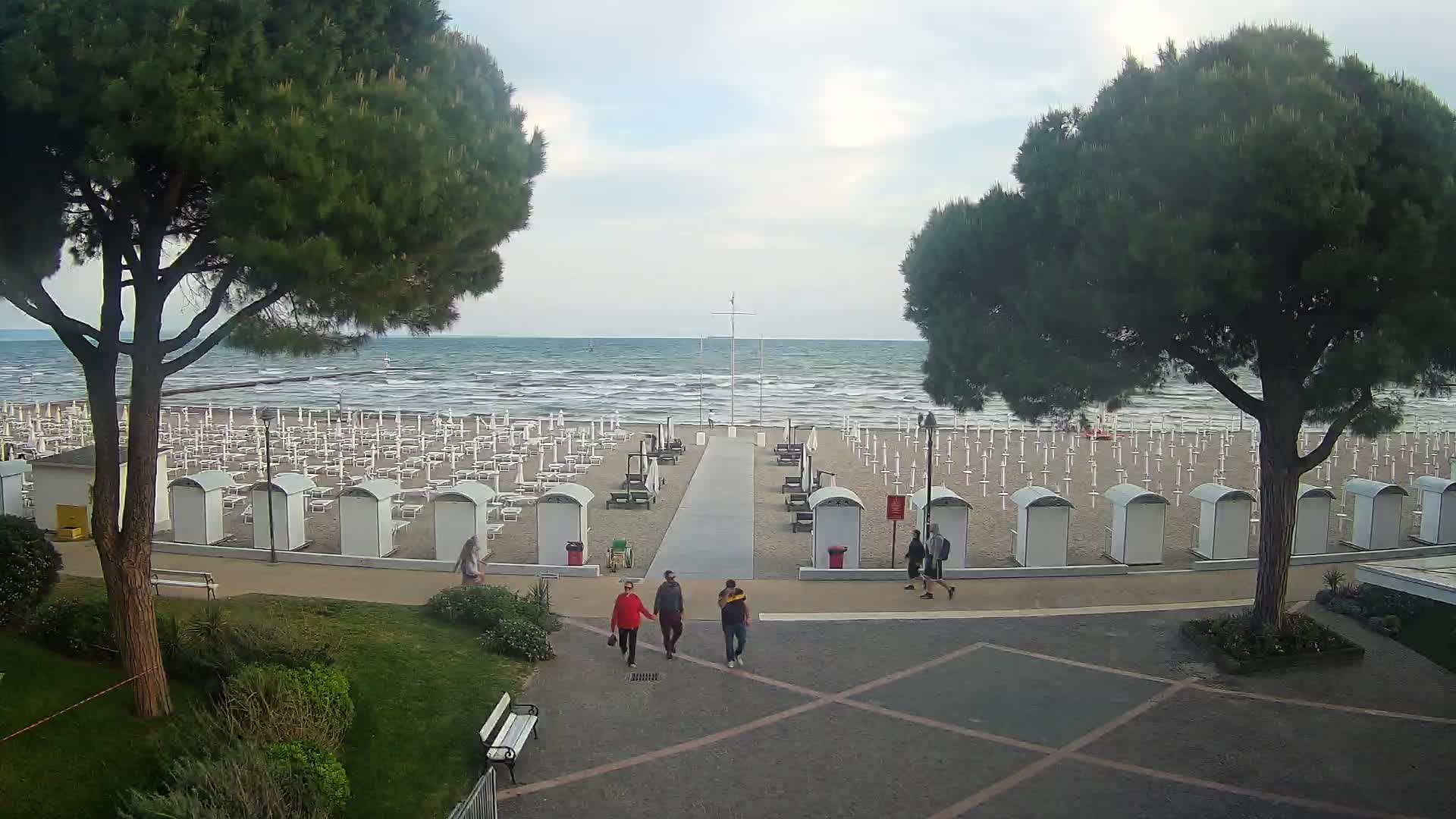 Gradež Vhod na Plažo: Pogled v Živo na Obalo