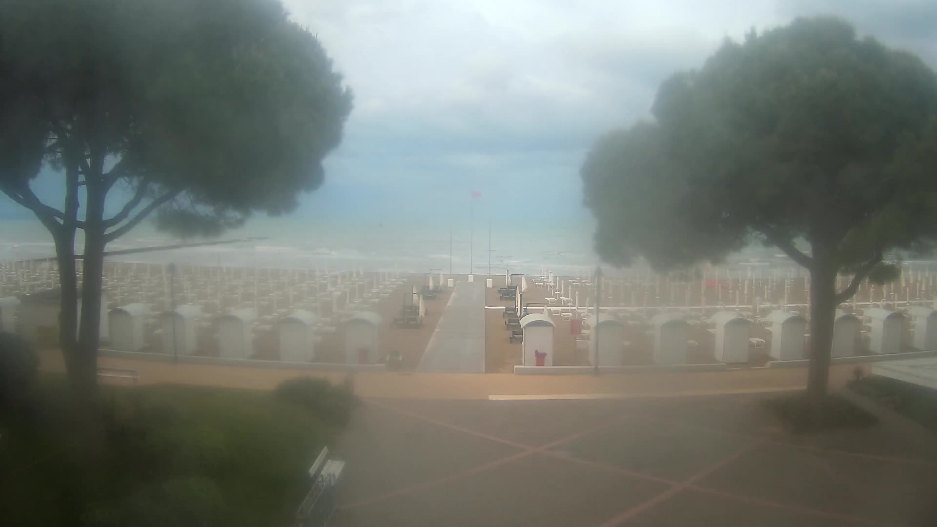 Gradež Vhod na Plažo: Pogled v Živo na Obalo