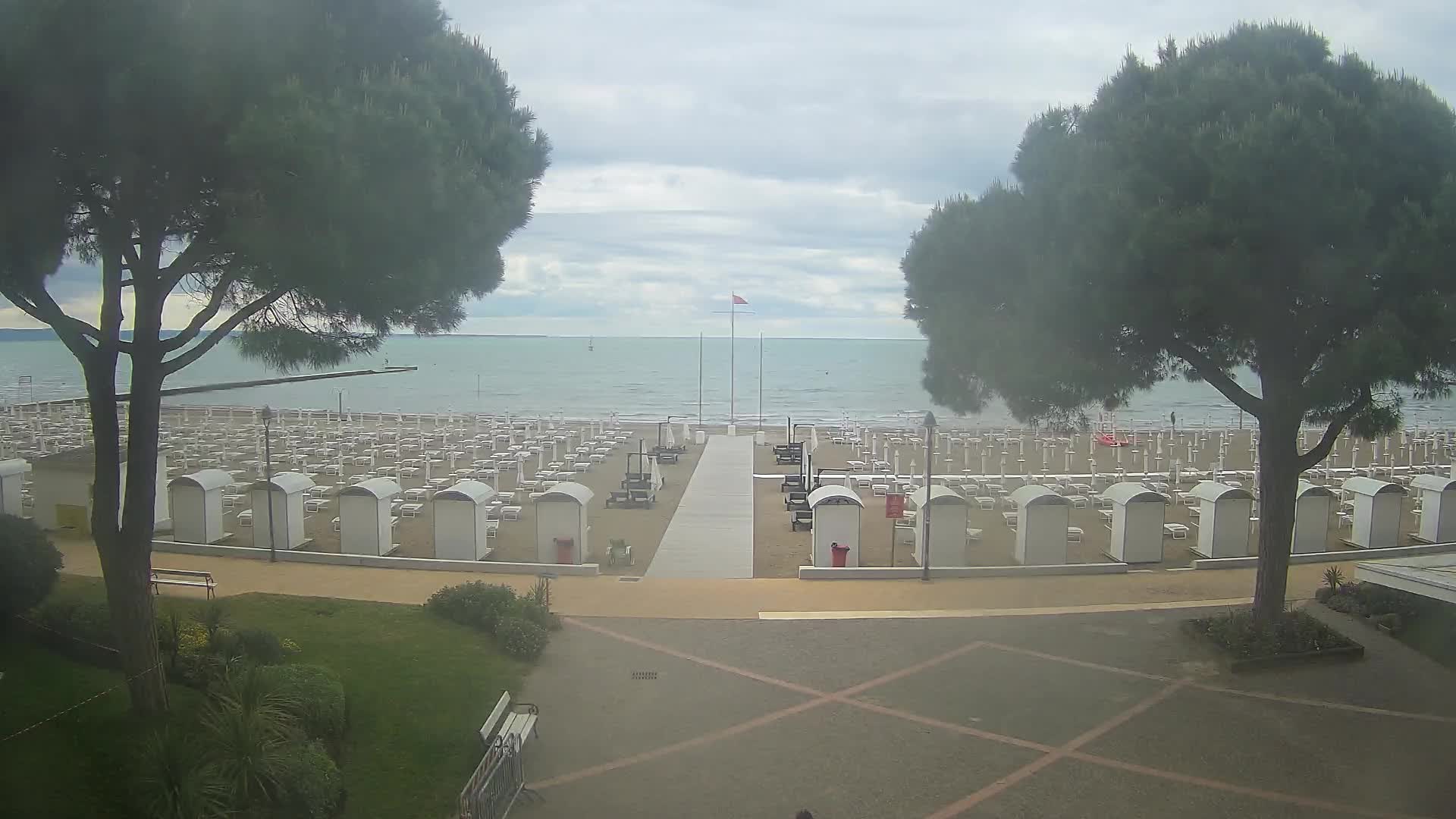 Gradež Vhod na Plažo: Pogled v Živo na Obalo