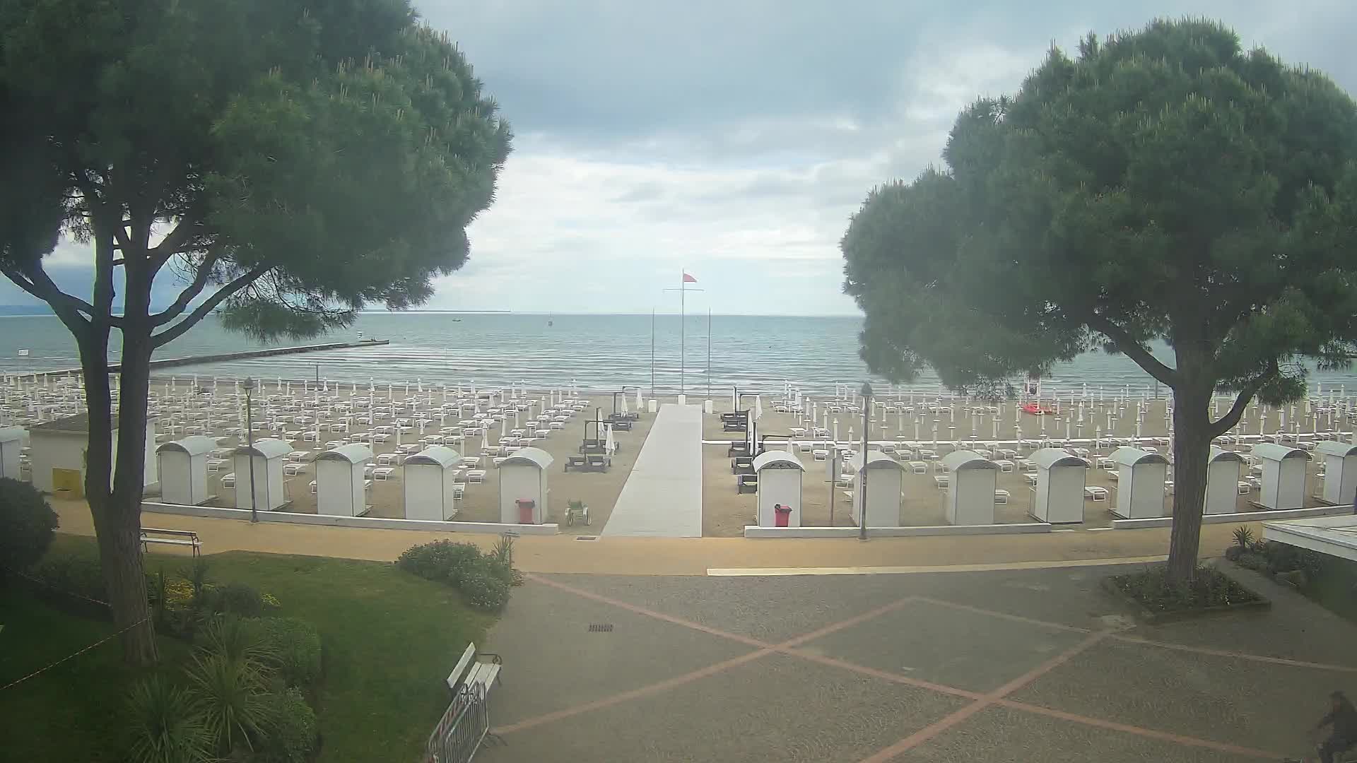 Gradež Vhod na Plažo: Pogled v Živo na Obalo