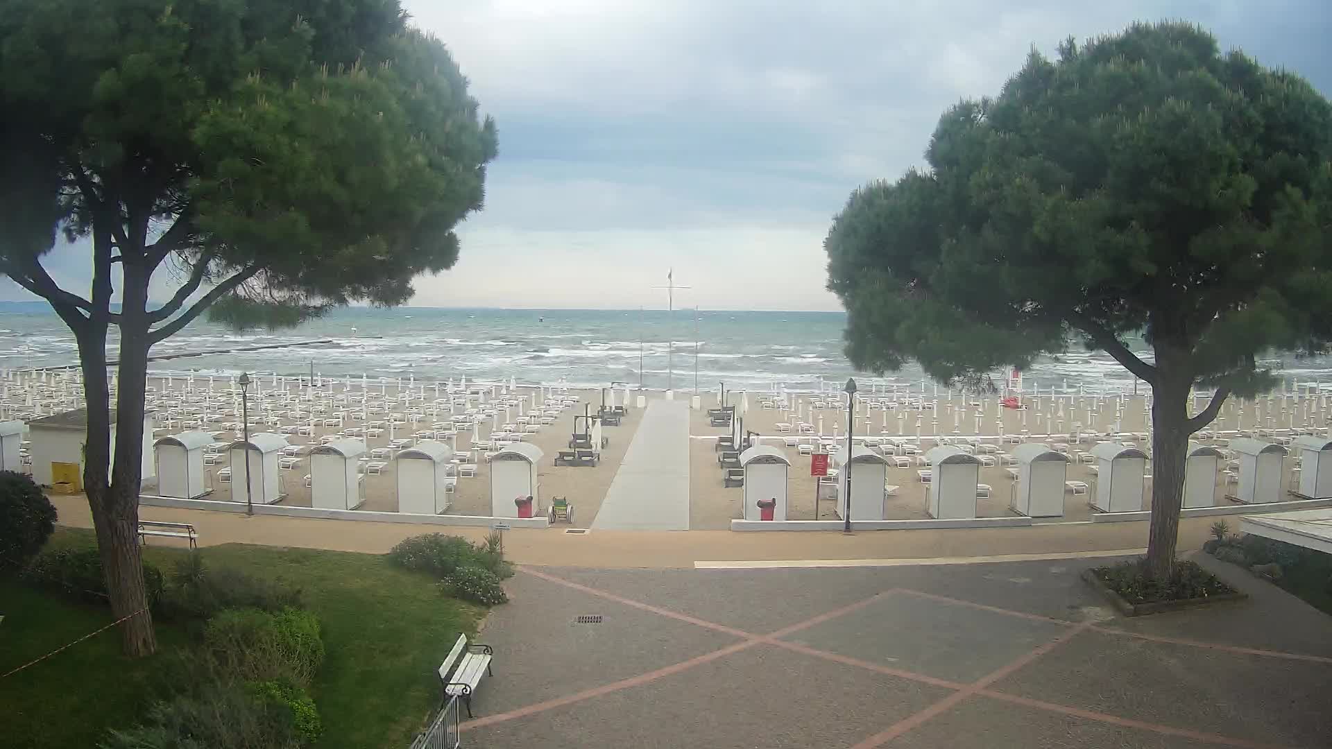Gradež Vhod na Plažo: Pogled v Živo na Obalo